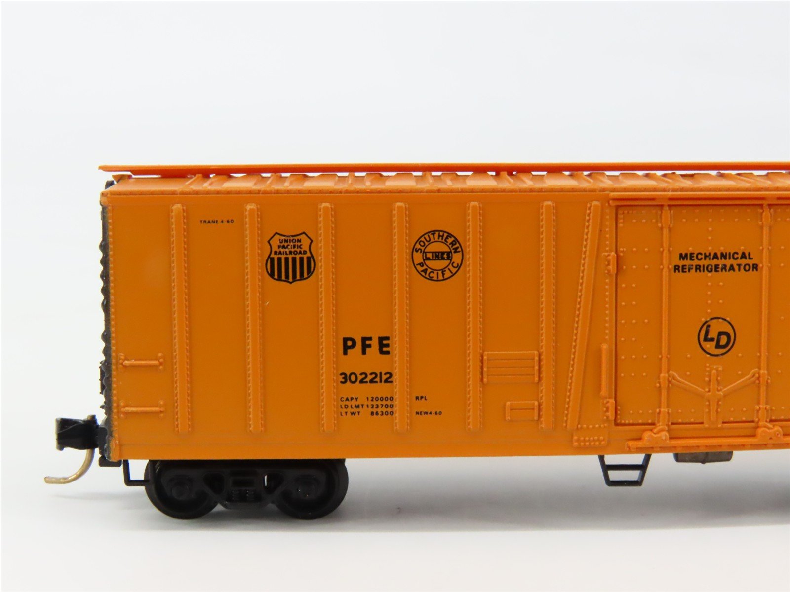N Scale Micro-Trains 70010 PFE Pacific Fruit Express 51' Mechanical Reefer RTR
