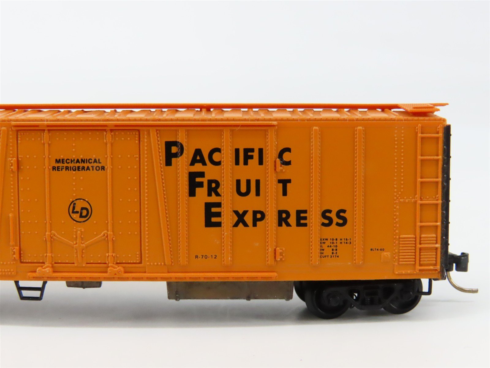 N Scale Micro-Trains 70010 PFE Pacific Fruit Express 51' Mechanical Reefer RTR