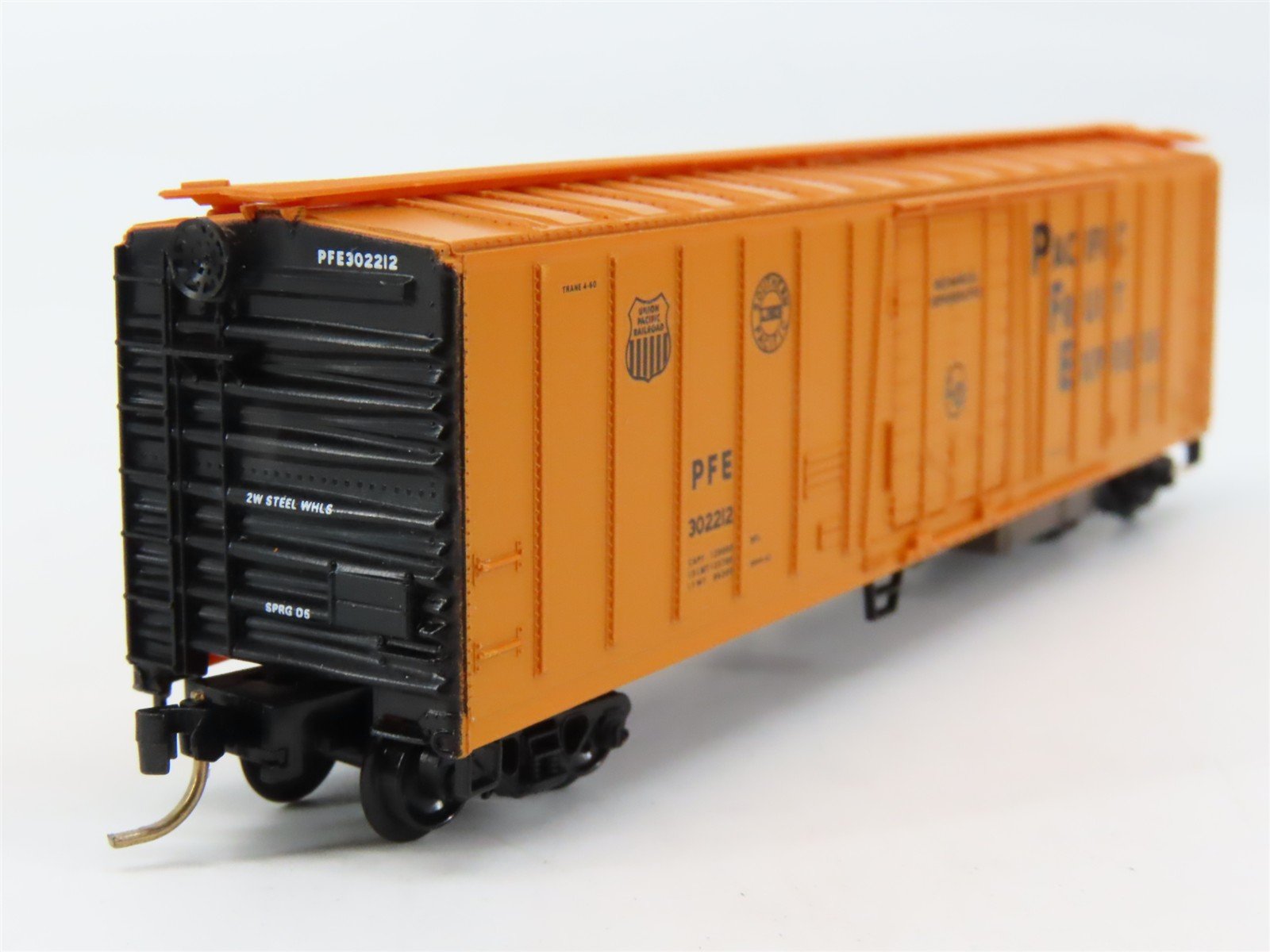 N Scale Micro-Trains 70010 PFE Pacific Fruit Express 51' Mechanical Reefer RTR