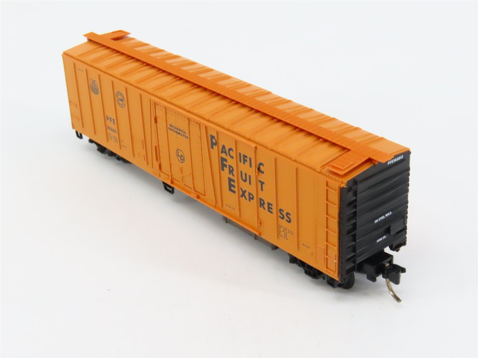 N Scale Micro-Trains 70010 PFE Pacific Fruit Express 51' Mechanical Reefer RTR