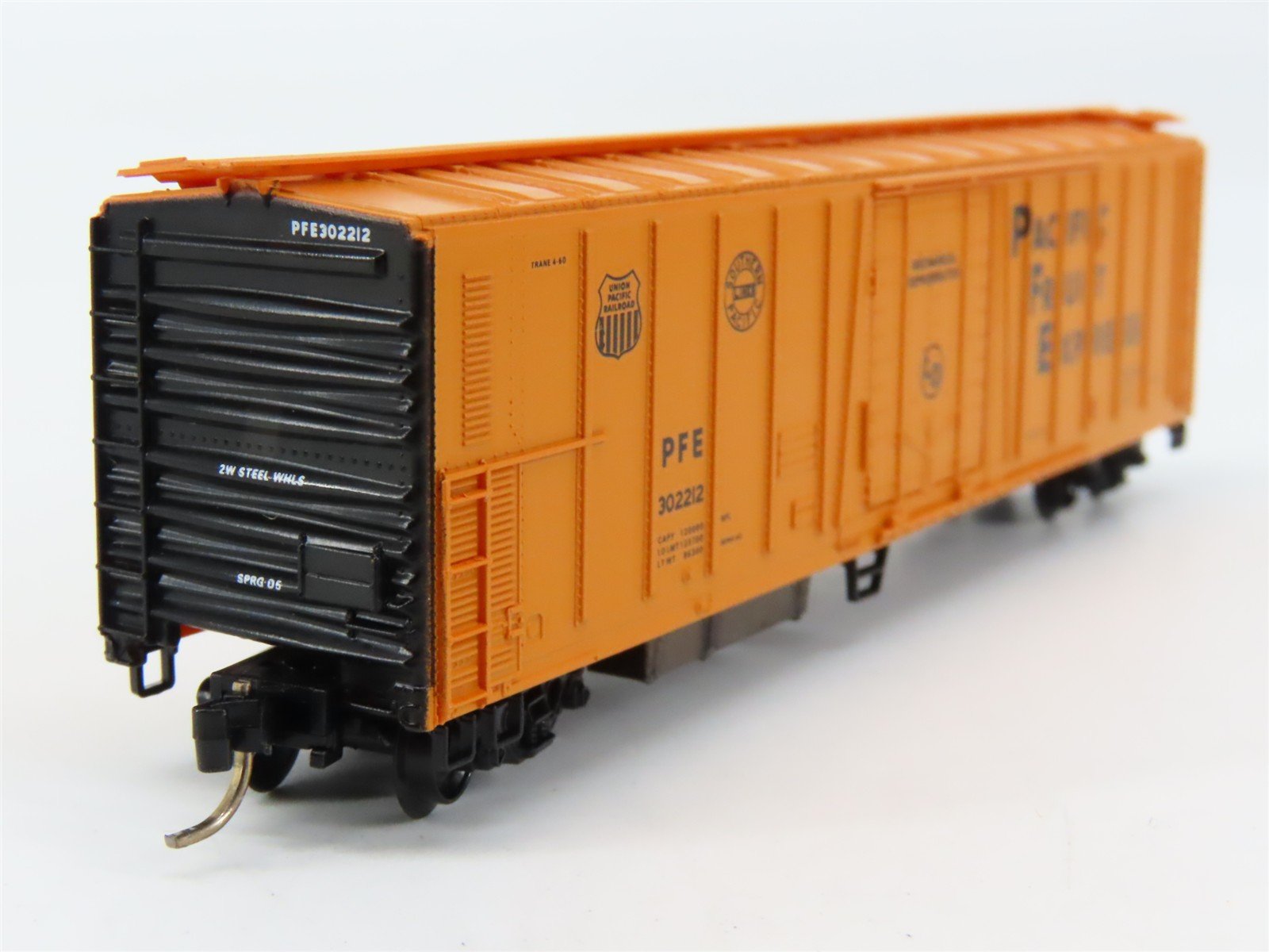 N Scale Micro-Trains 70010 PFE Pacific Fruit Express 51' Mechanical Reefer RTR