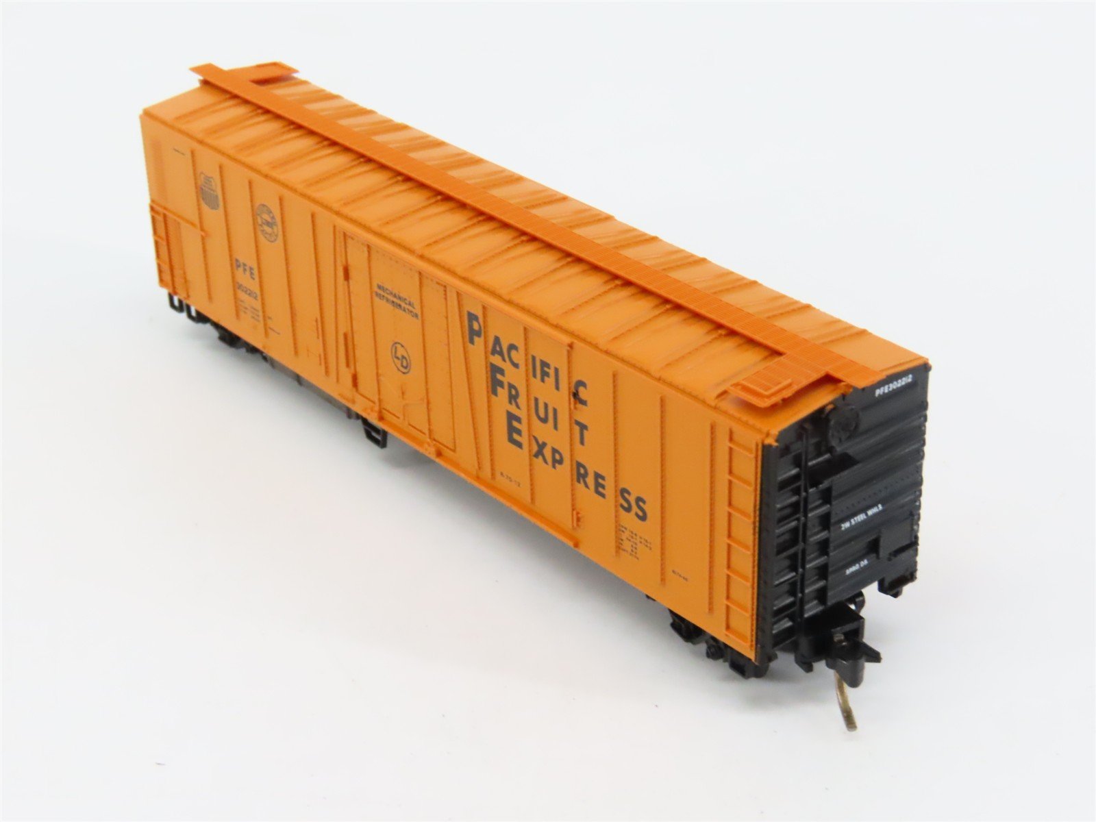 N Scale Micro-Trains 70010 PFE Pacific Fruit Express 51' Mechanical Reefer RTR