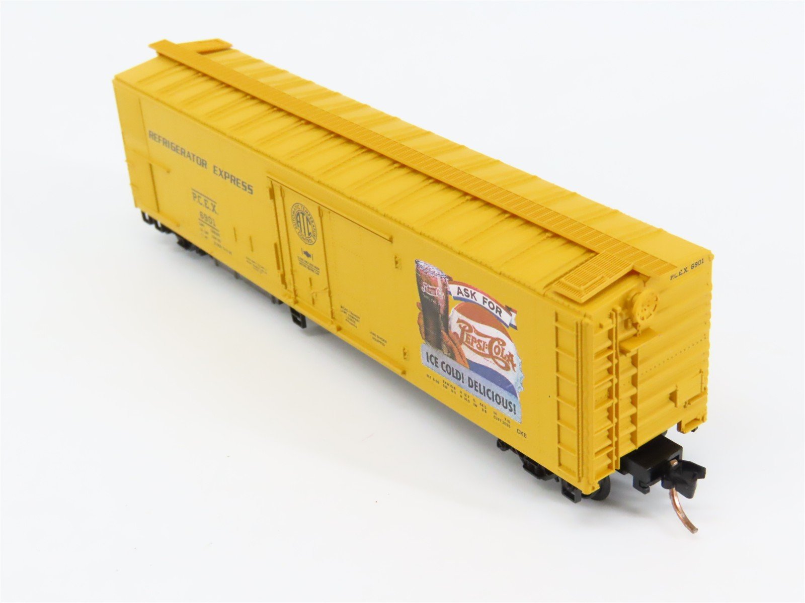 N Scale Micro-Trains 69090 PCEX Pepsi-Cola 51' Reefer 6901 RTR