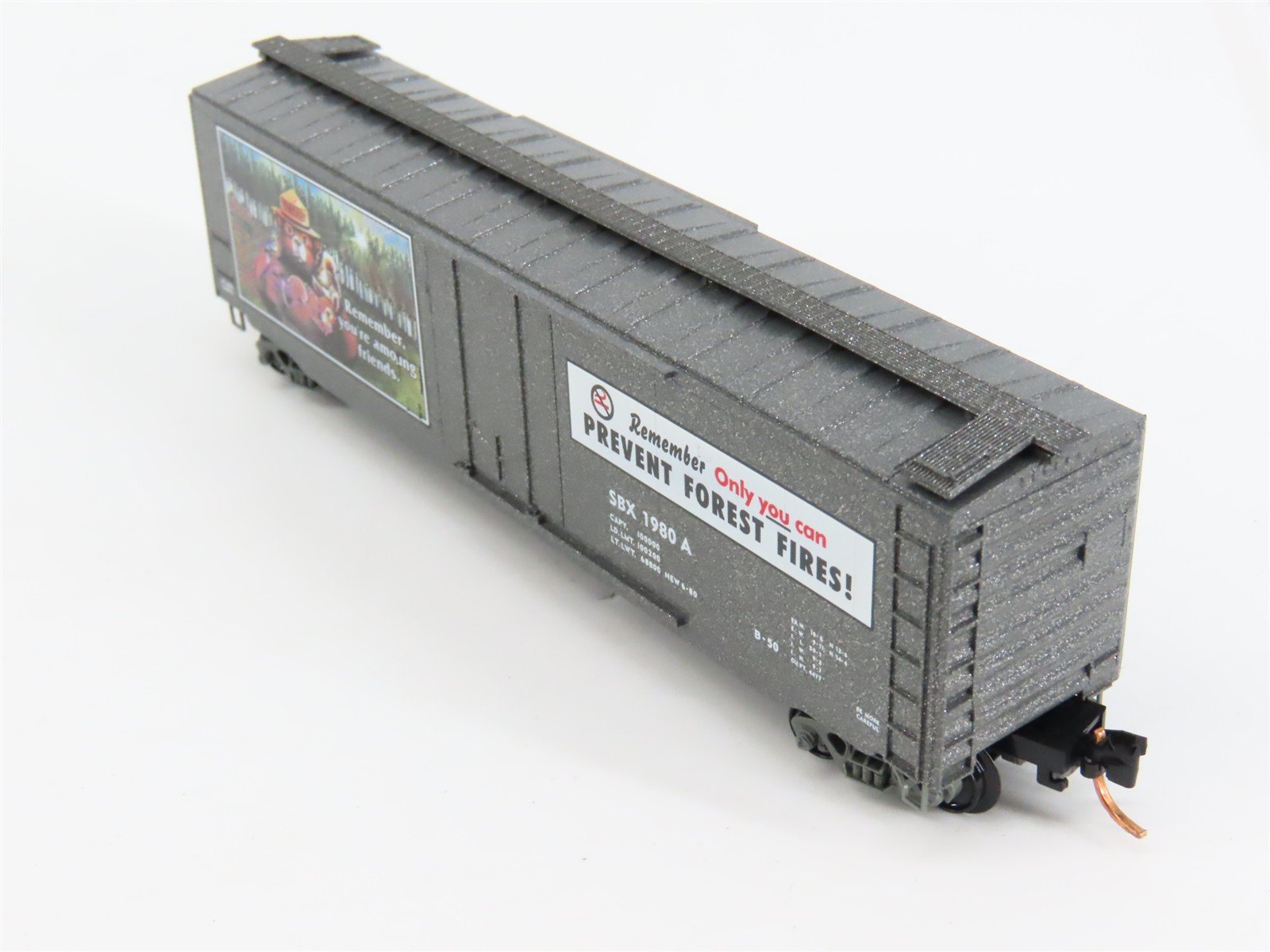 N Scale Micro-Trains 03200404 SBX Smokey Bear 50' Plug Door Box Car 1980 A RTR