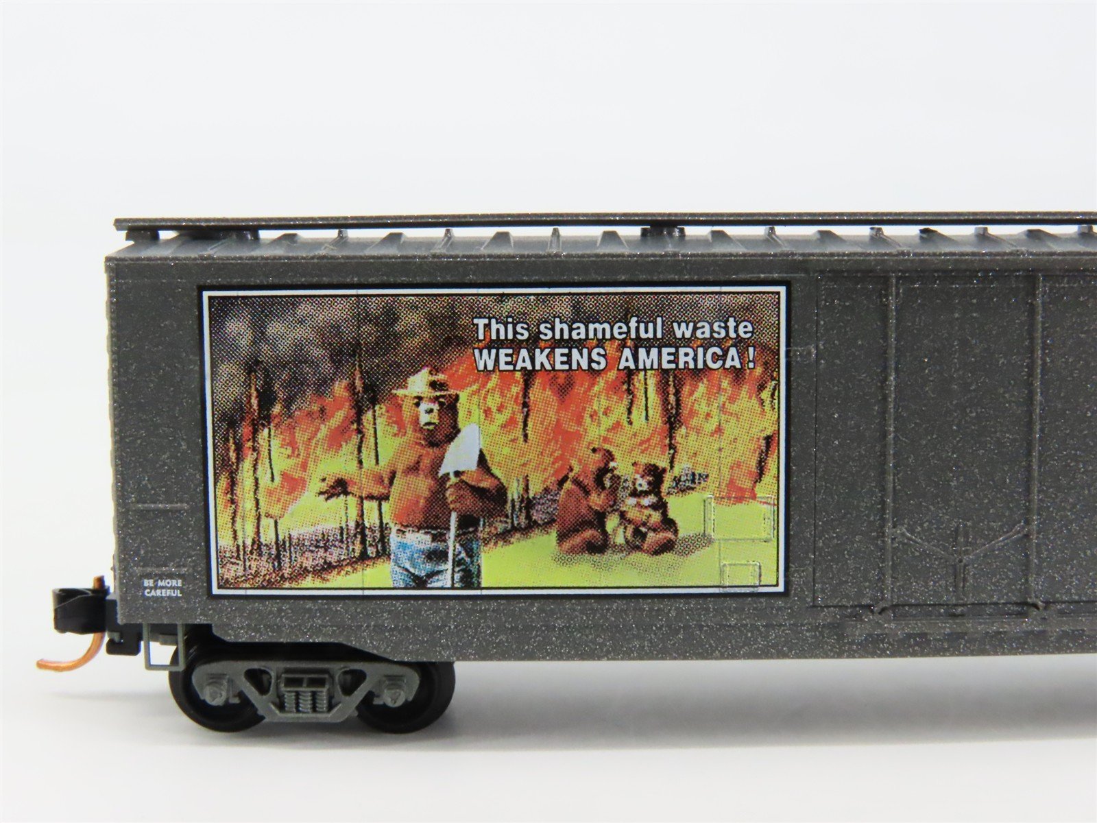 N Scale Micro-Trains 03200403 SBX Smokey Bear 50' Plug Door Box Car 1953 B RTR
