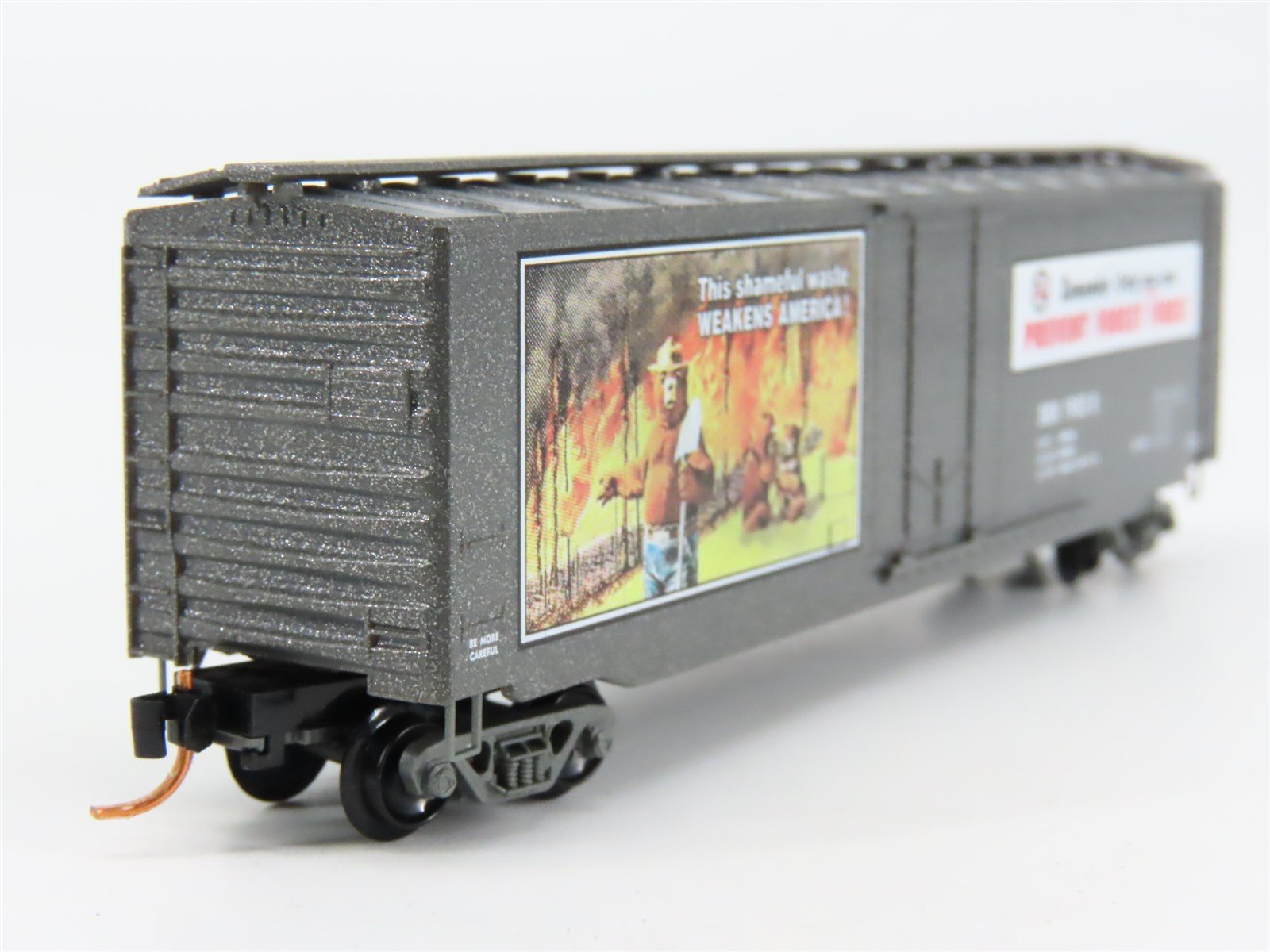 N Scale Micro-Trains 03200403 SBX Smokey Bear 50' Plug Door Box Car 1953 B RTR