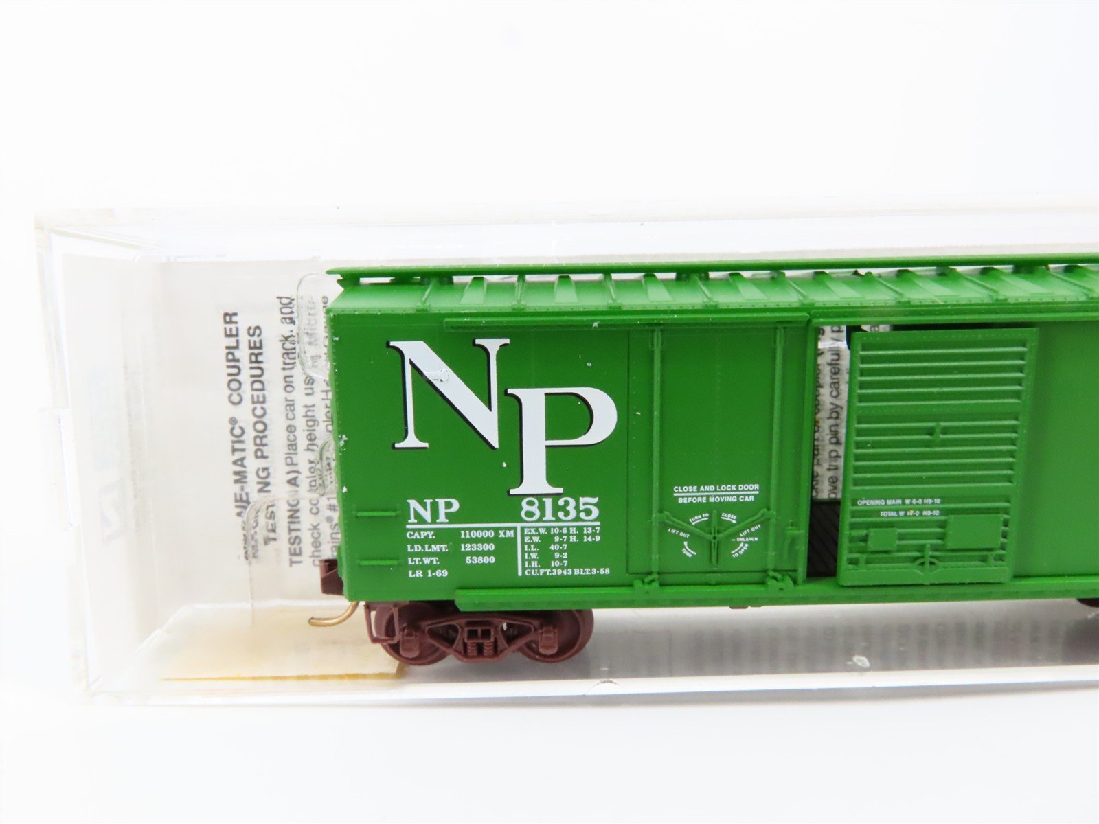 N Scale Micro-Trains 22090 NP Northern Pacific 40' Box Car 8135 RTR