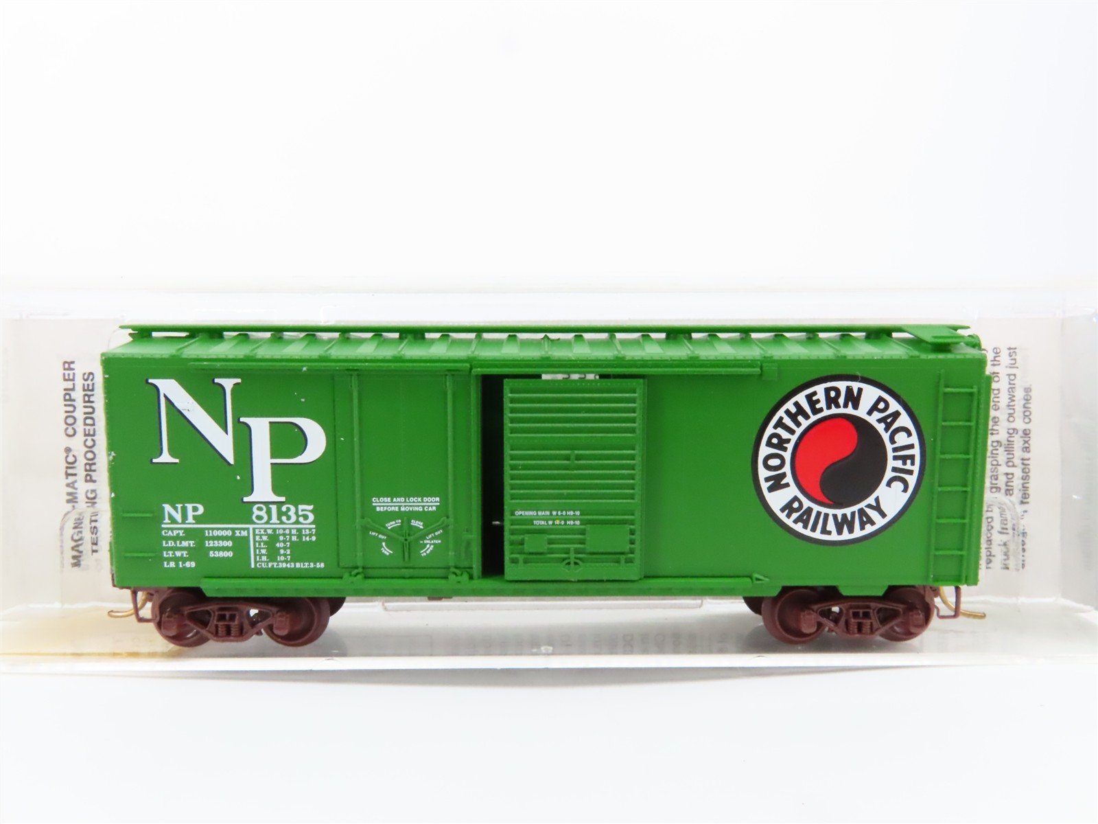 N Scale Micro-Trains 22090 NP Northern Pacific 40' Box Car 8135 RTR