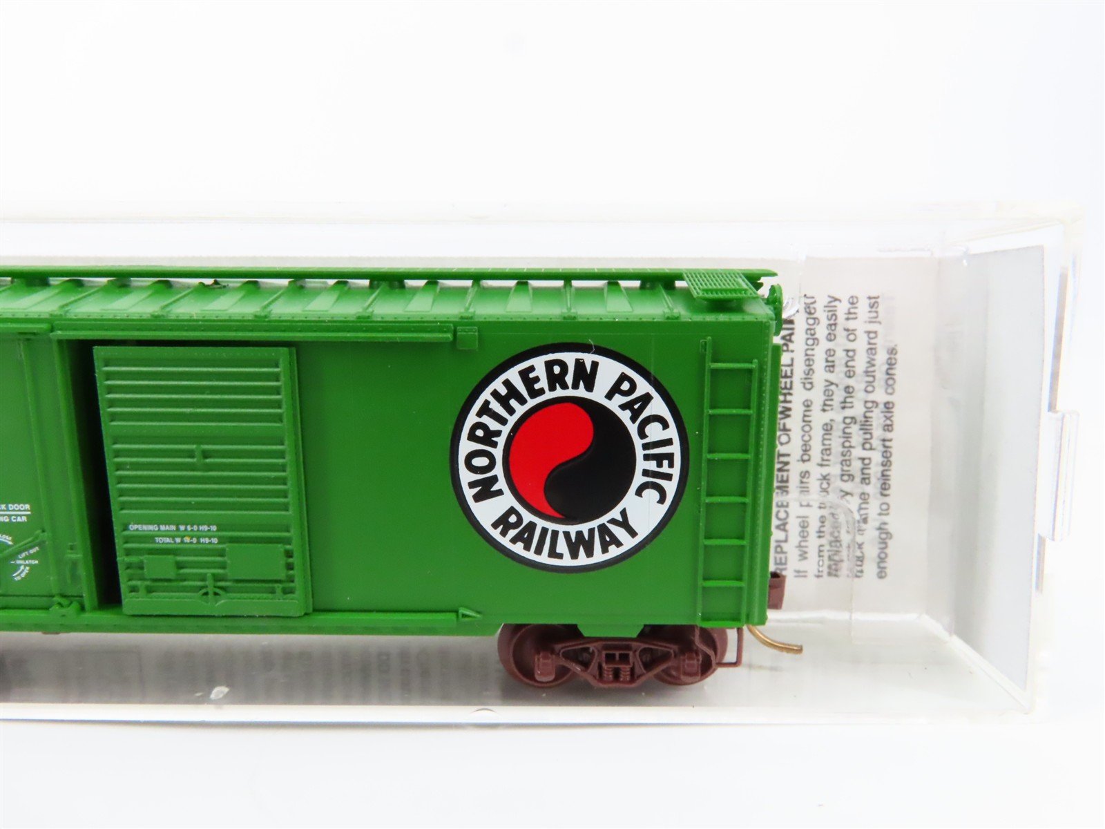 N Scale Micro-Trains 22090 NP Northern Pacific 40' Box Car 8135 RTR