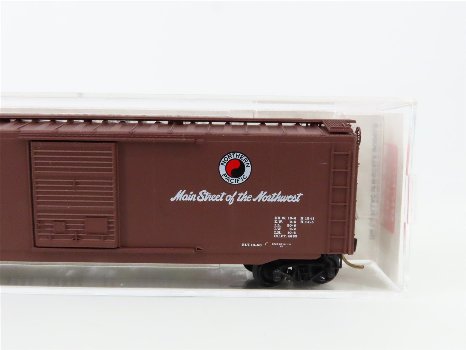 N Scale Micro-Trains 31060 NP Northern Pacific 50' Box Car 31430 RTR