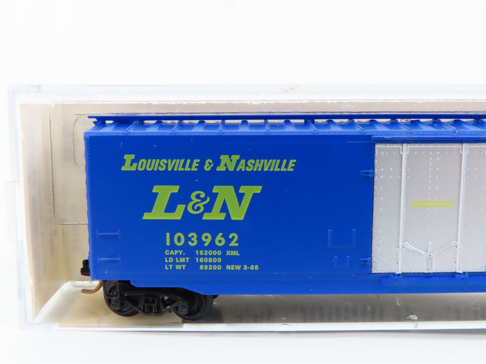 N Scale Micro-Trains 32140 LN Louisville & Nashville 50' Plug Door Box Car RTR