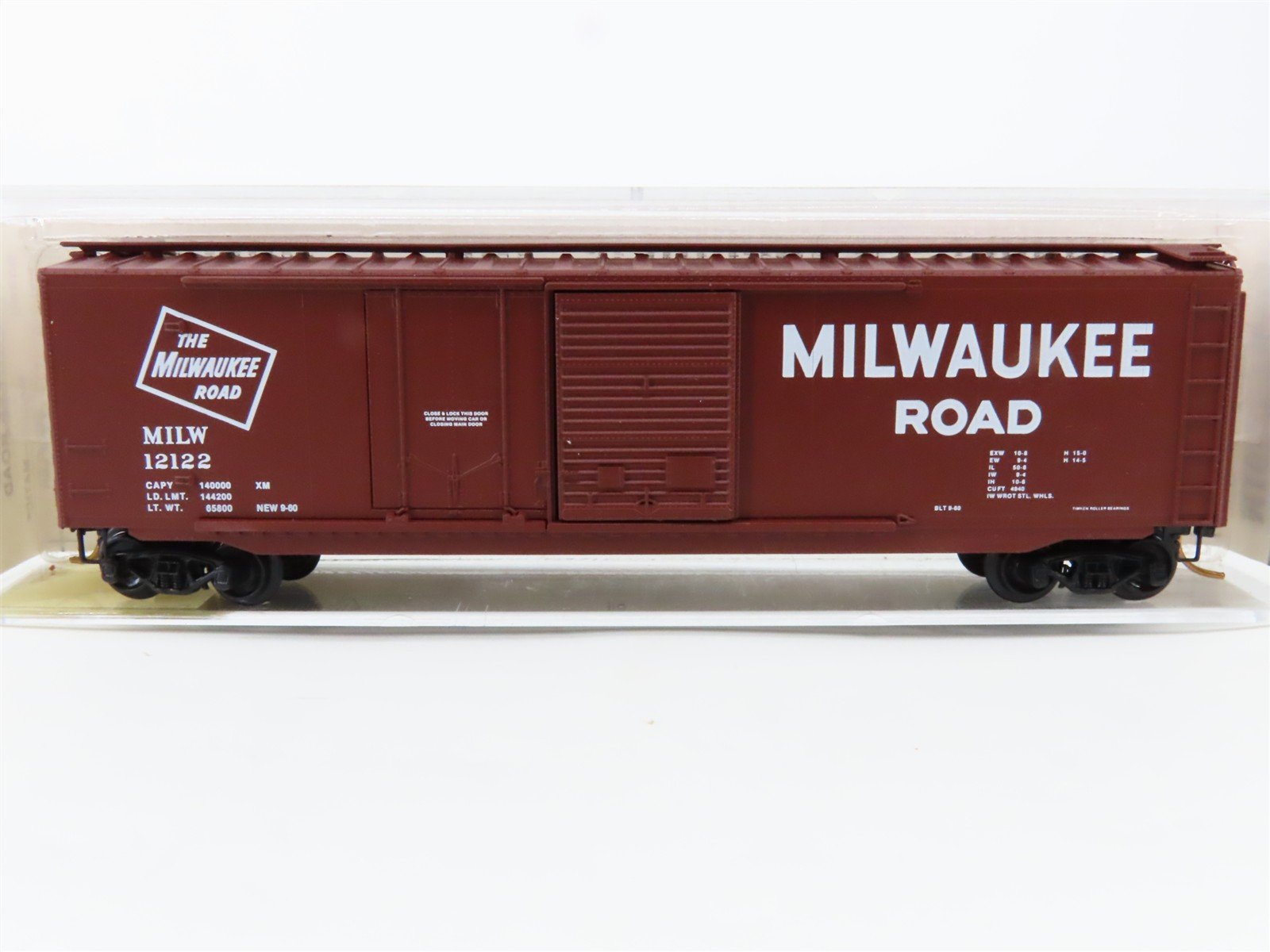 N Scale Micro-Trains 33100 Milwaukee Road 50' Plug and Sliding Door Box Car RTR
