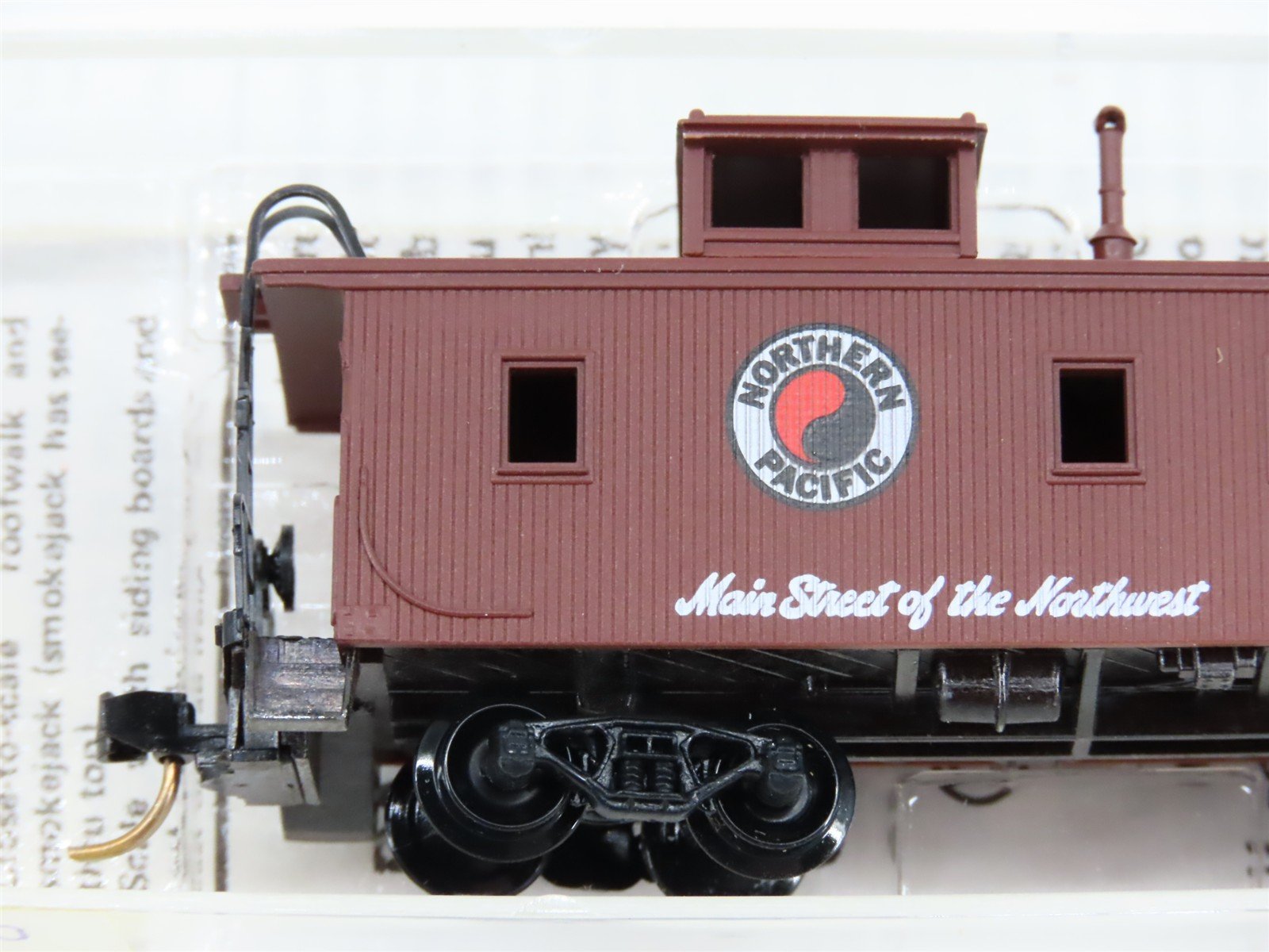 N Scale Micro-Trains 51050 NP Northern Pacific 34' Wood-Sheathed Caboose RTR