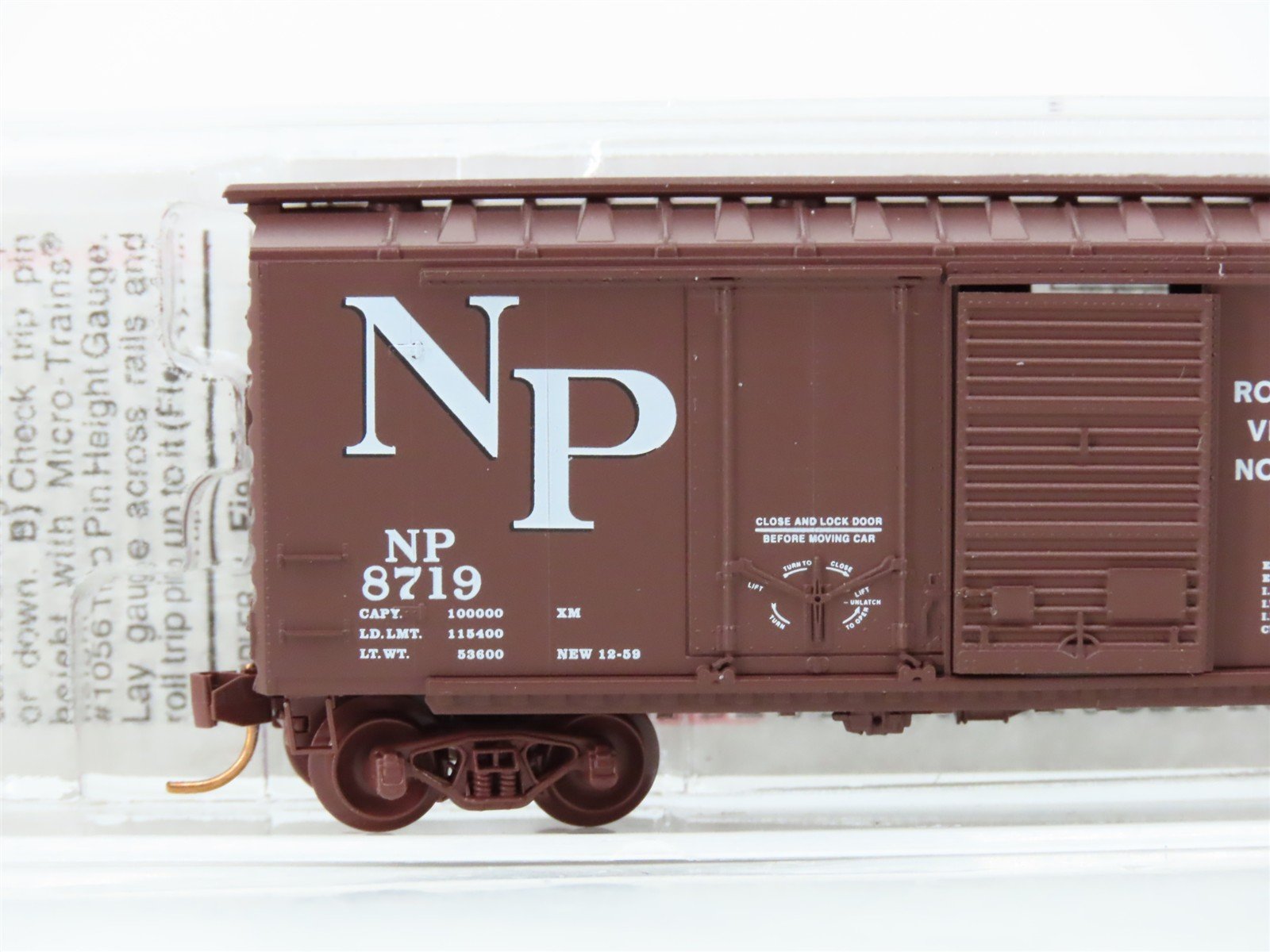 N Scale Micro-Trains 22040 NP Northern Pacific 40' Box Car 8719 RTR