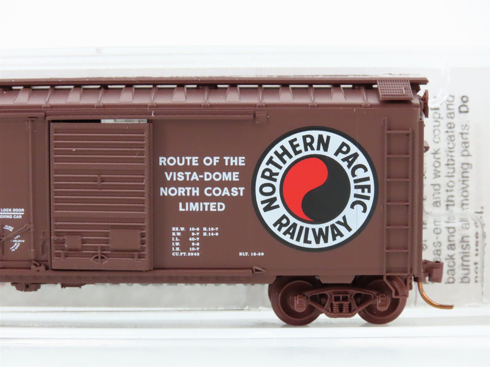 N Scale Micro-Trains 22040 NP Northern Pacific 40' Box Car 8719 RTR