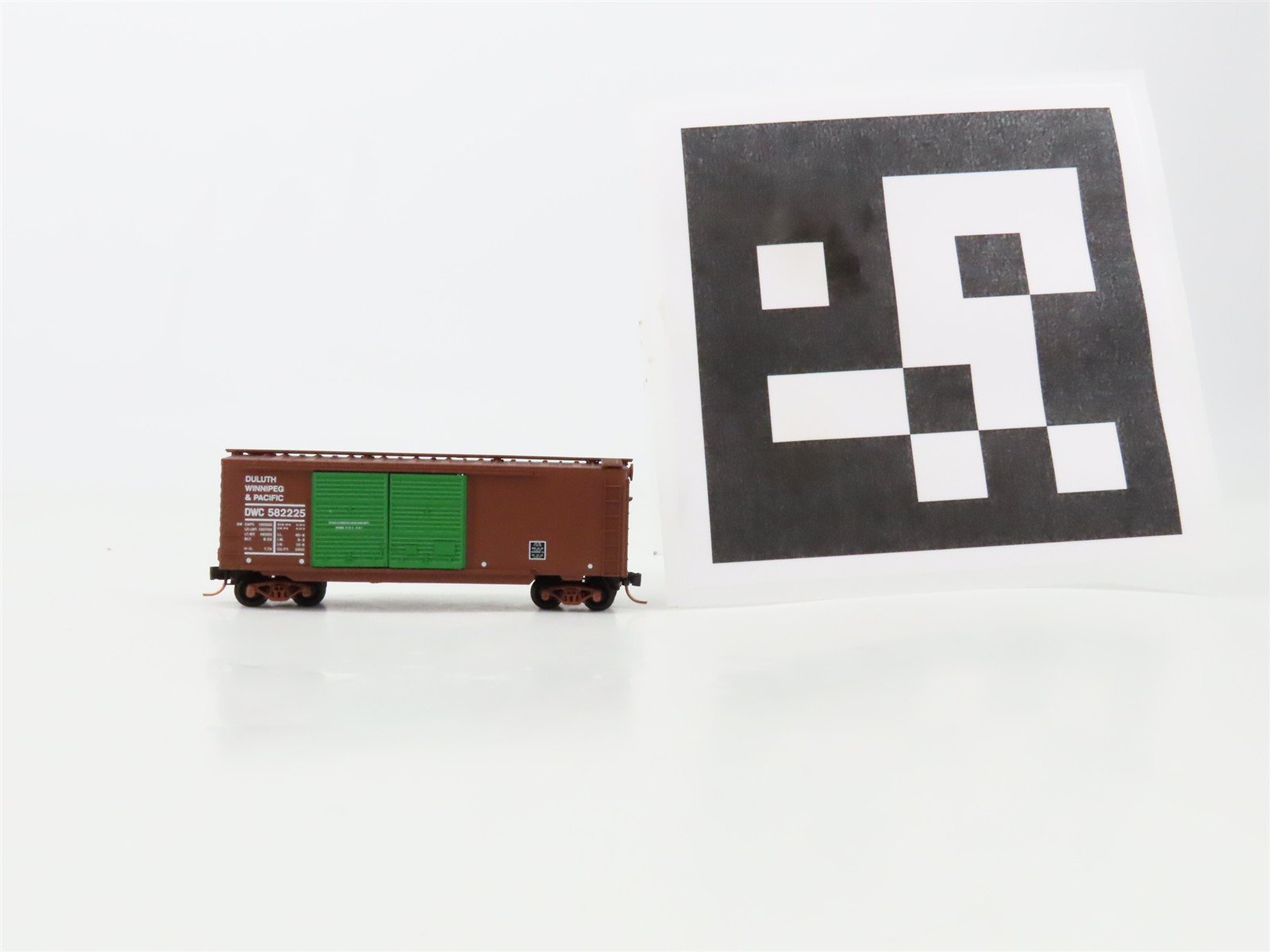 N Scale Micro-Trains 23260 DWC Duluth, Winnipeg & Pacific 40' Box Car 582225 RTR