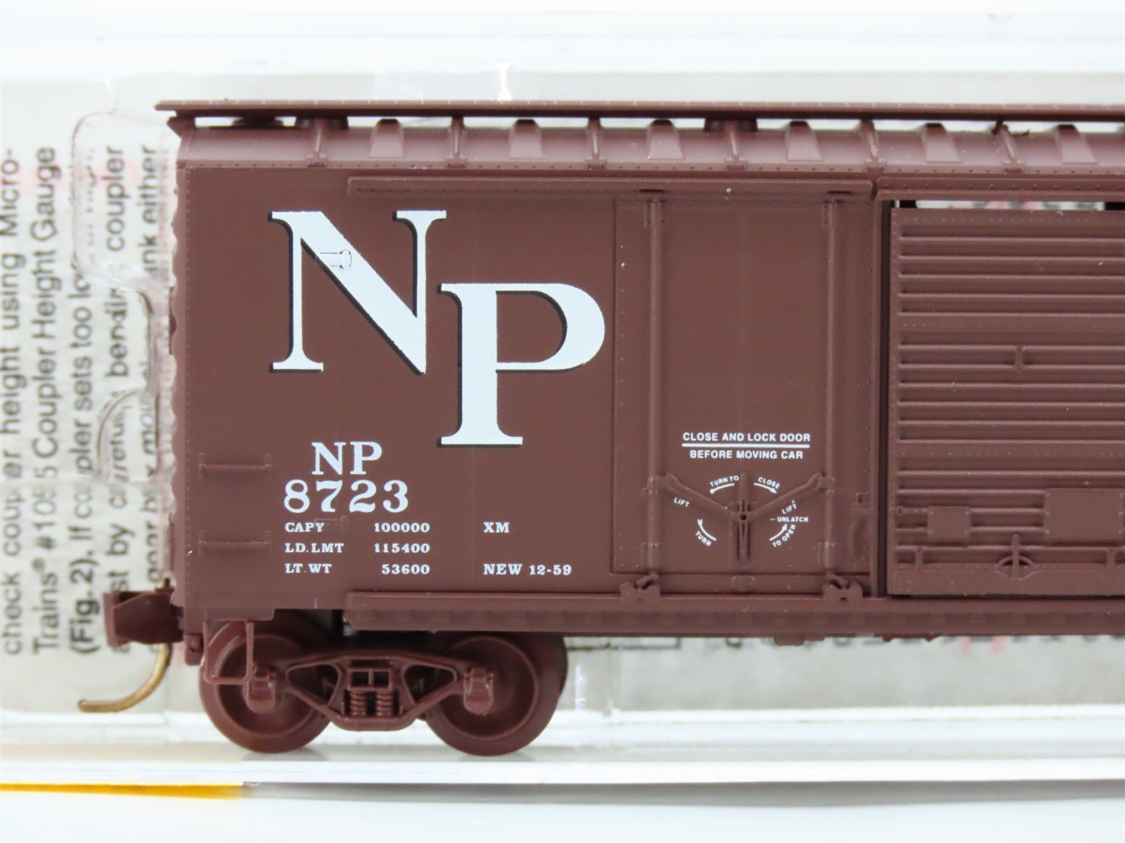 N Scale Micro-Trains 22040 NP Northern Pacific 40' Box Car 8723 RTR