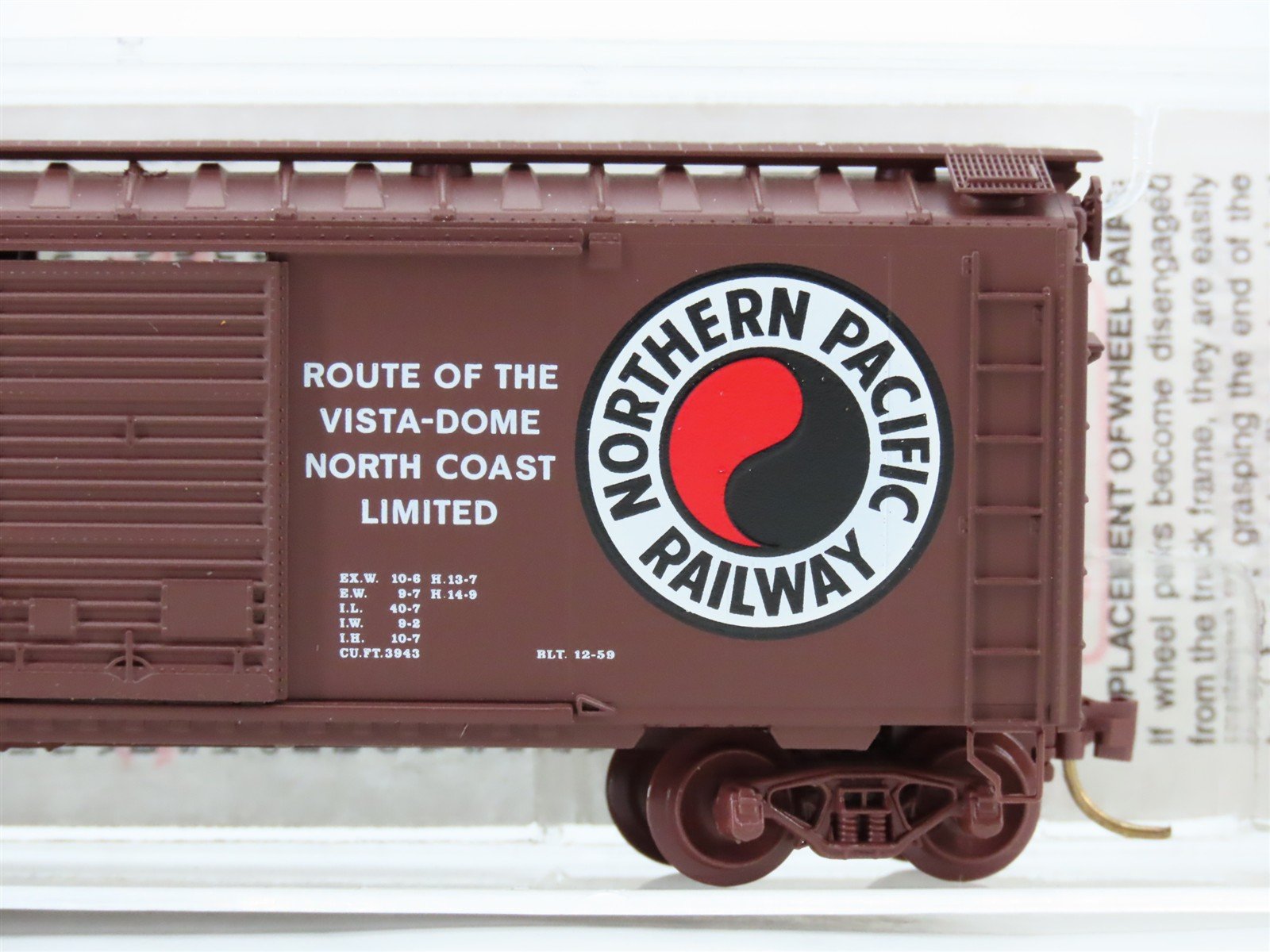 N Scale Micro-Trains 22040 NP Northern Pacific 40' Box Car 8723 RTR