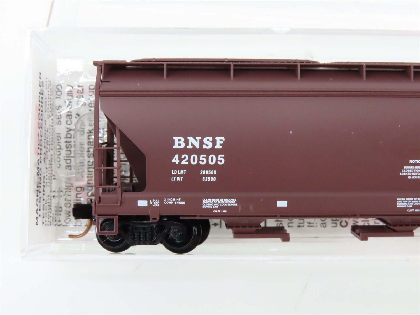 N Scale Micro-Trains 94180 BNSF Railway 3-Bay Covered Hopper 420505 RTR