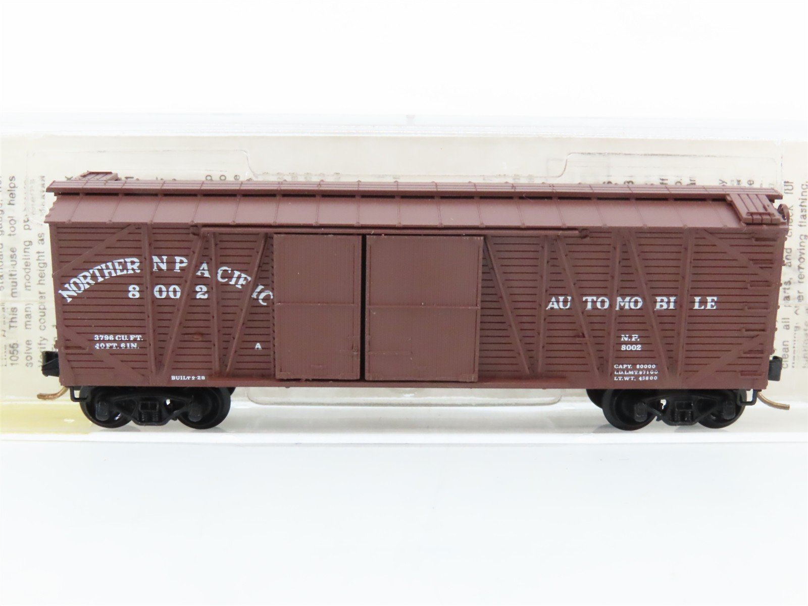 N Scale Micro-Trains 29030 NP Northern Pacific 40' Box Car 8002 RTR