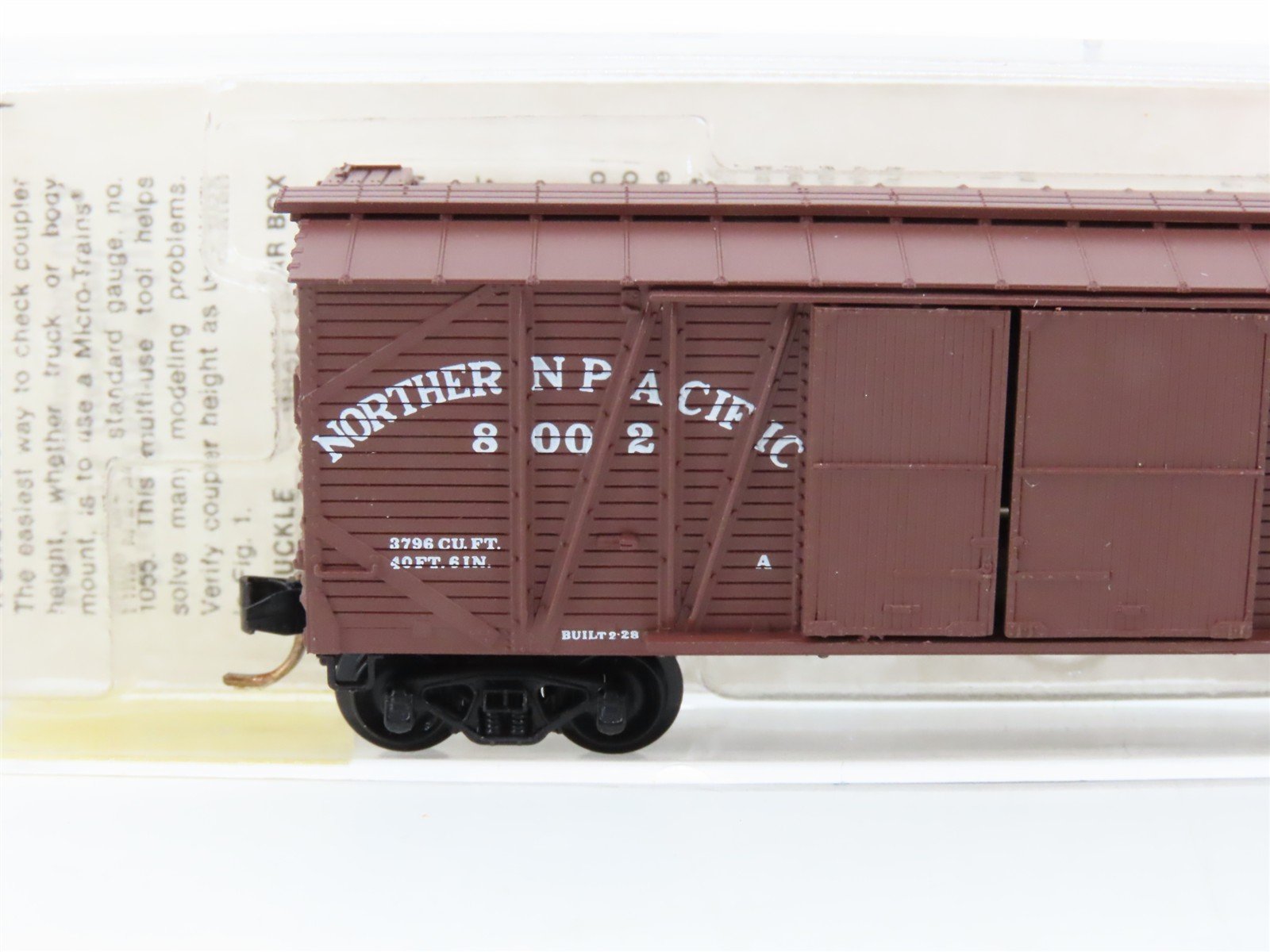 N Scale Micro-Trains 29030 NP Northern Pacific 40' Box Car 8002 RTR