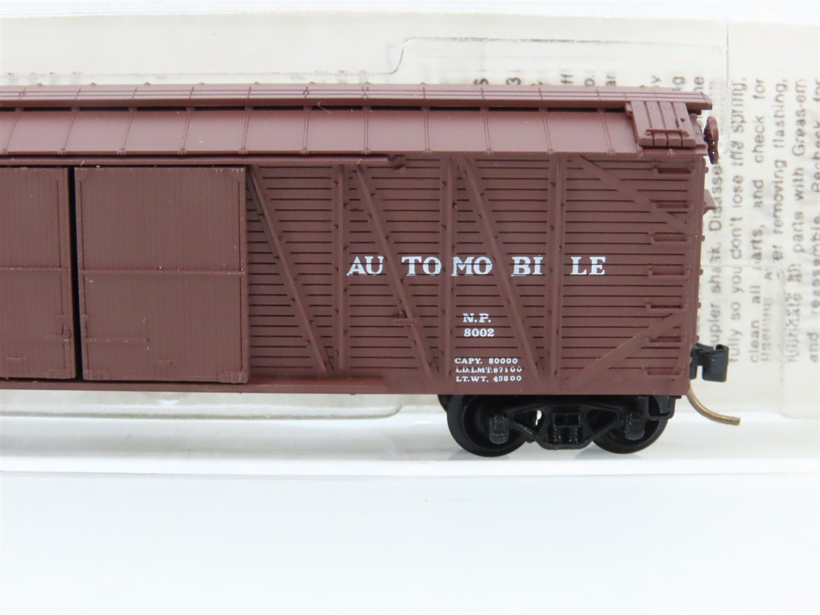 N Scale Micro-Trains 29030 NP Northern Pacific 40' Box Car 8002 RTR