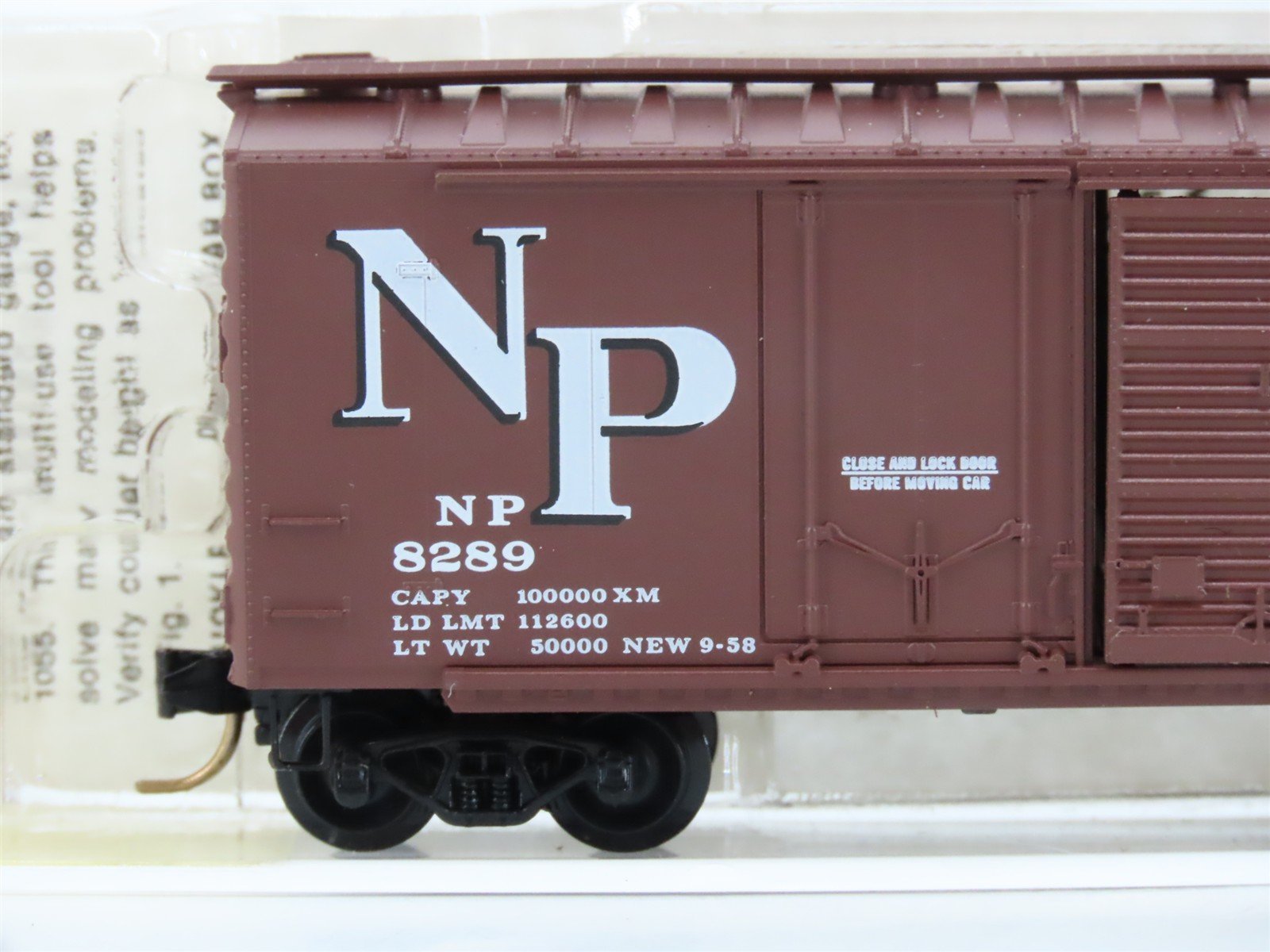 N Scale Micro-Trains 22040 NP Northern Pacific 40' Box Car 8289 RTR