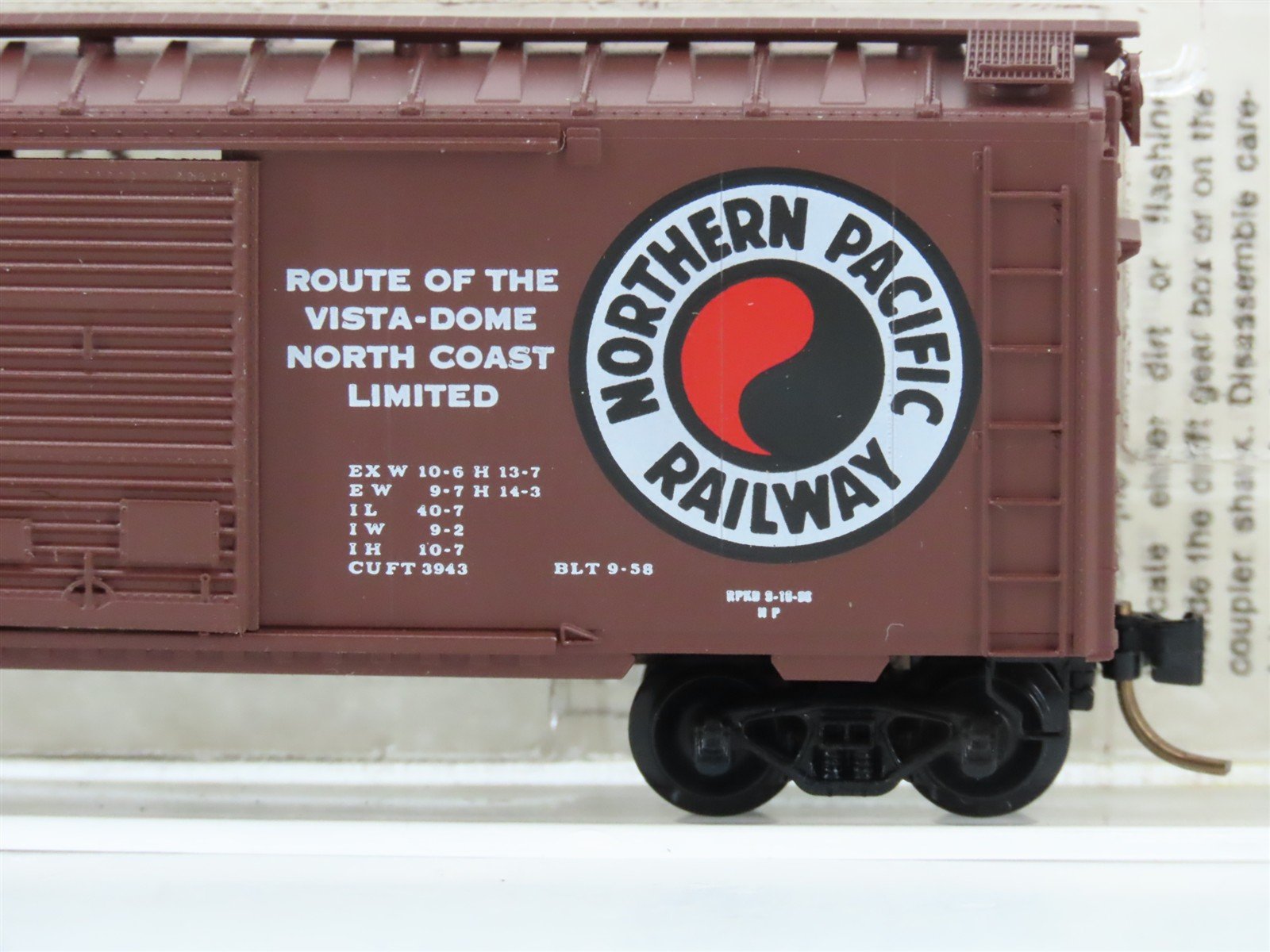 N Scale Micro-Trains 22040 NP Northern Pacific 40' Box Car 8289 RTR