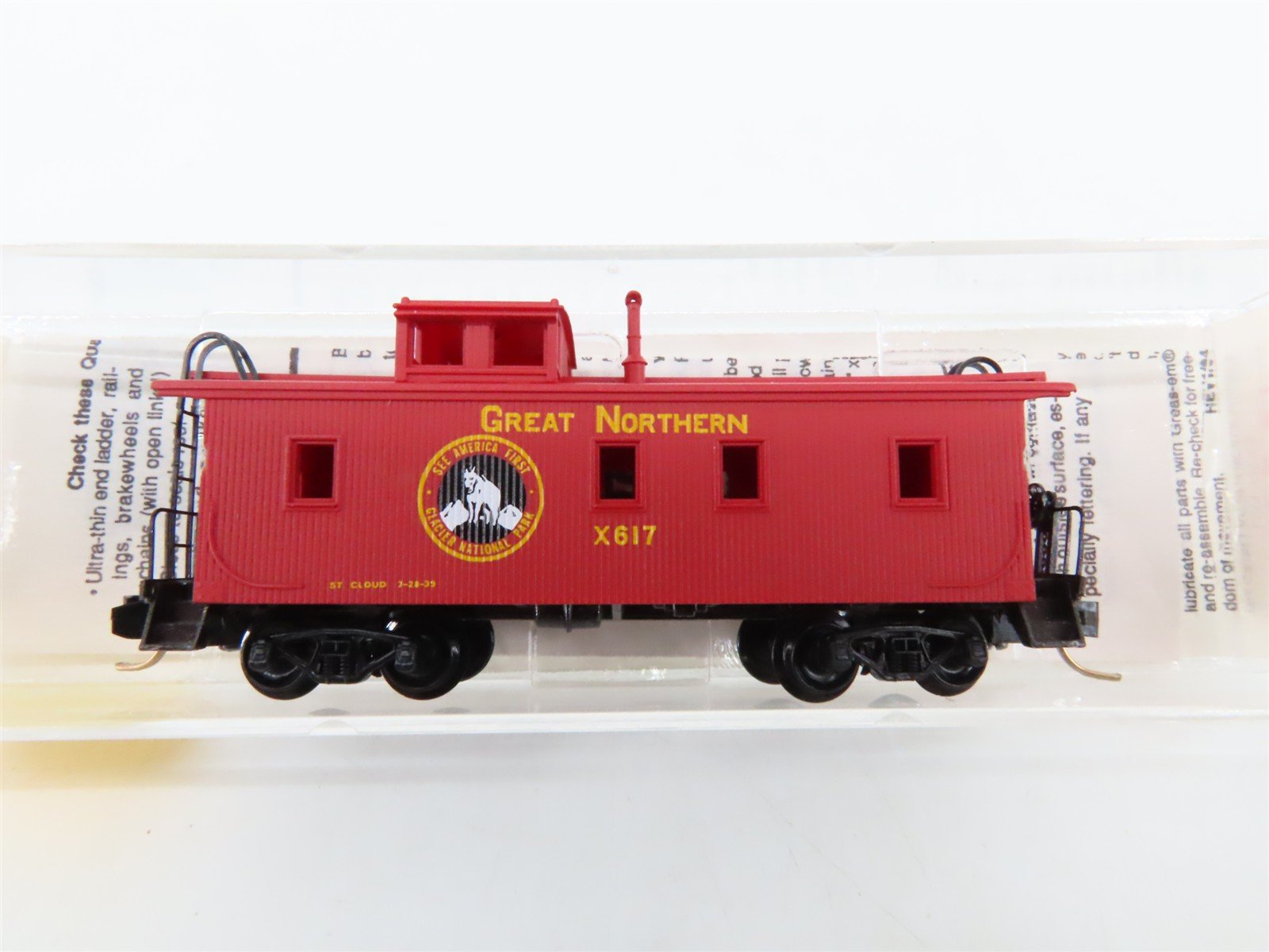 N Scale Micro-Trains 51110 GN Great Northern 34' Wood-Sheathed Caboose X617 RTR