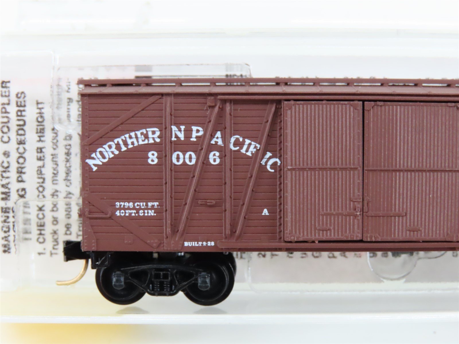 N Scale Micro-Trains MTL 29030 NP Northern Pacific 40' Box Car 8006 RTR