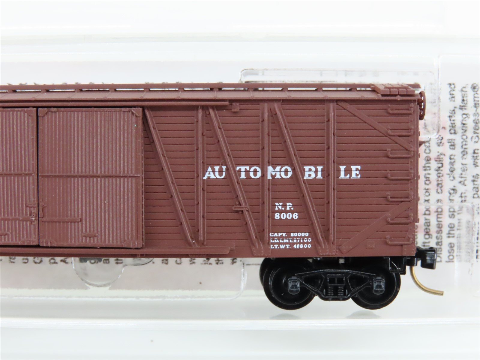 N Scale Micro-Trains MTL 29030 NP Northern Pacific 40' Box Car 8006 RTR