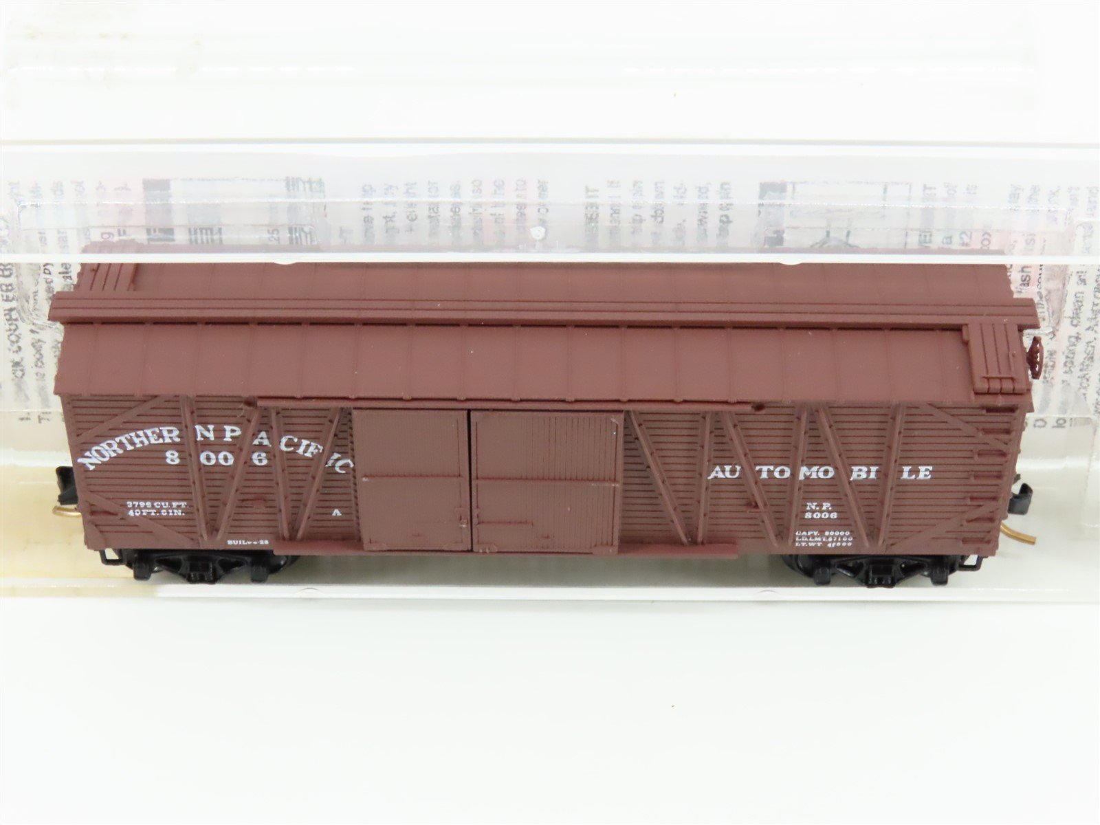 N Scale Micro-Trains MTL 29030 NP Northern Pacific 40' Box Car 8006 RTR