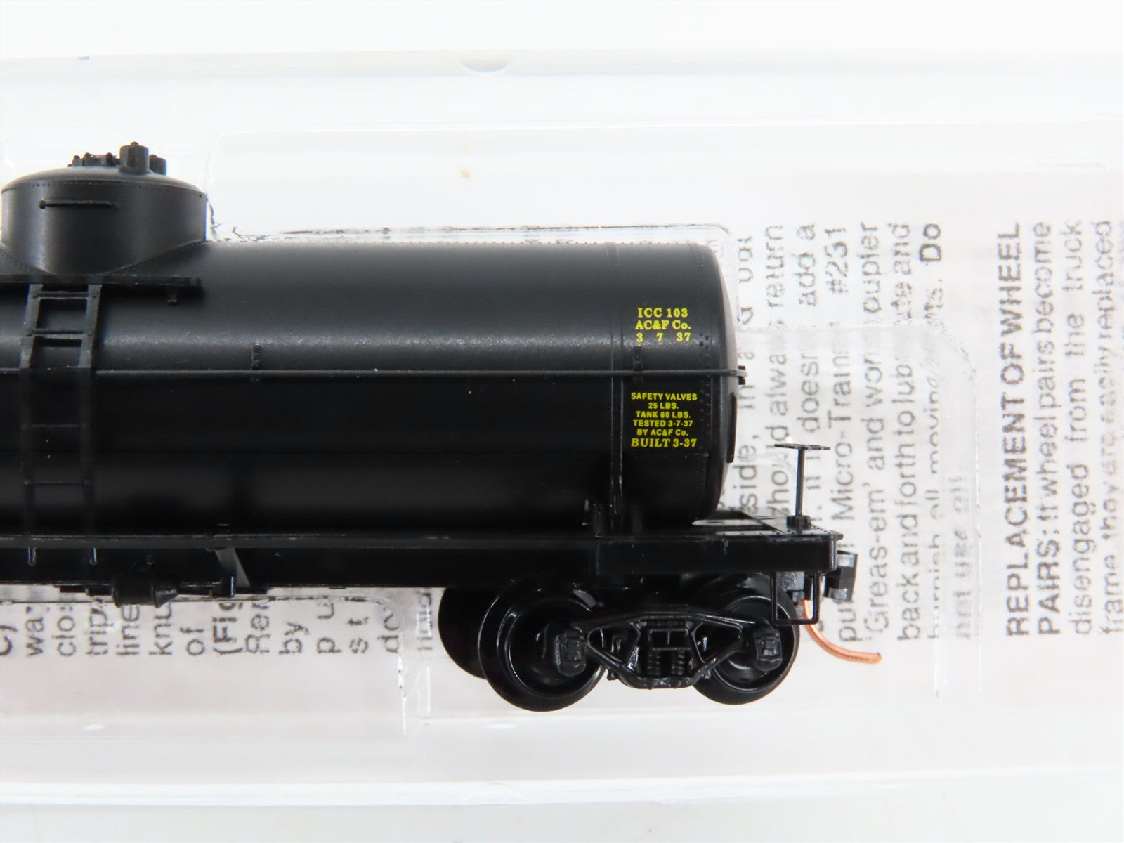 N Scale Micro-Trains 65060 UTLX Union Tank Car Company 39' Tank Car 8533 RTR