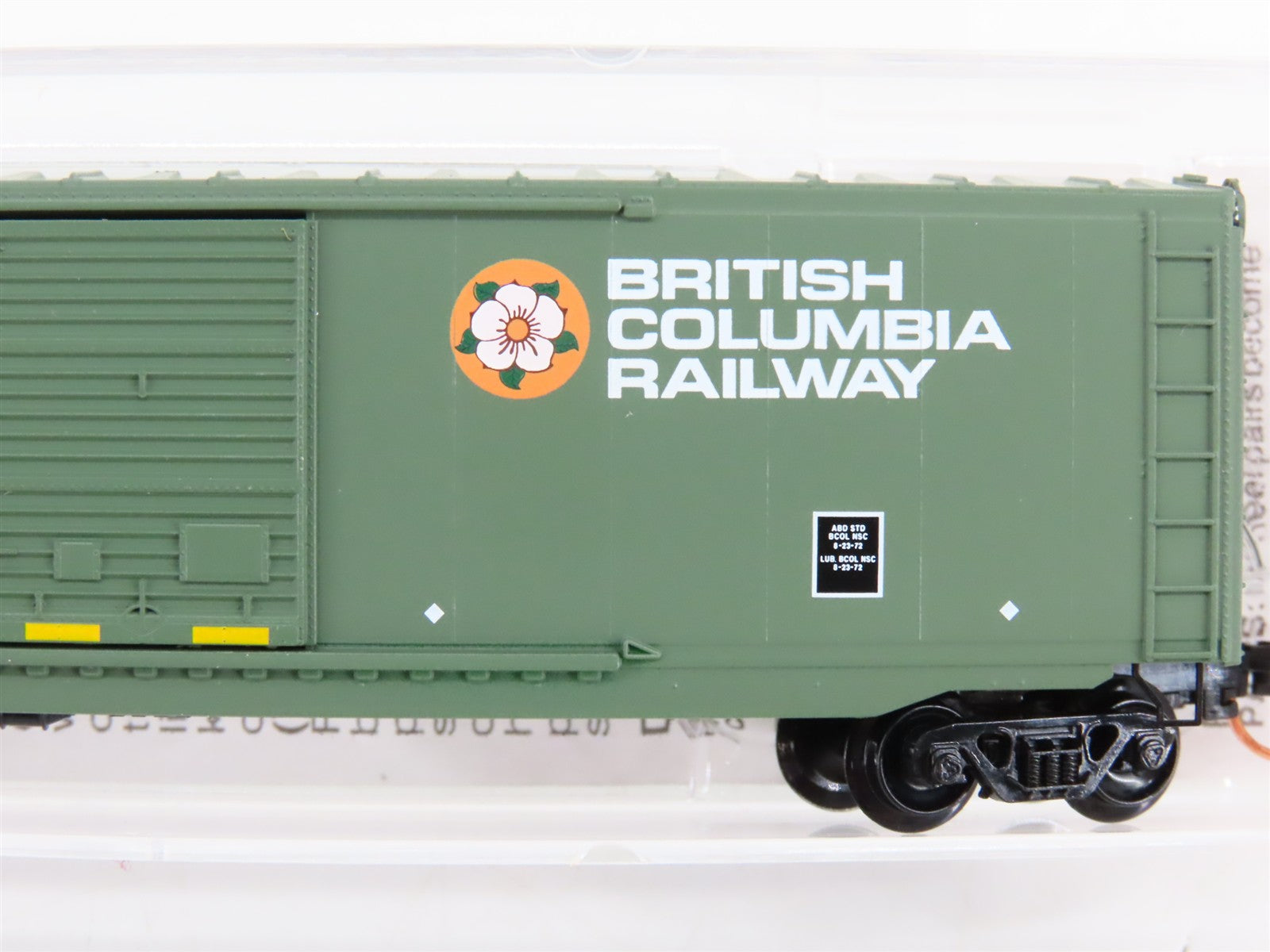 N Scale Micro-Trains 76050 BCOL British Columbia Railway 50' Box Car 5465 RTR