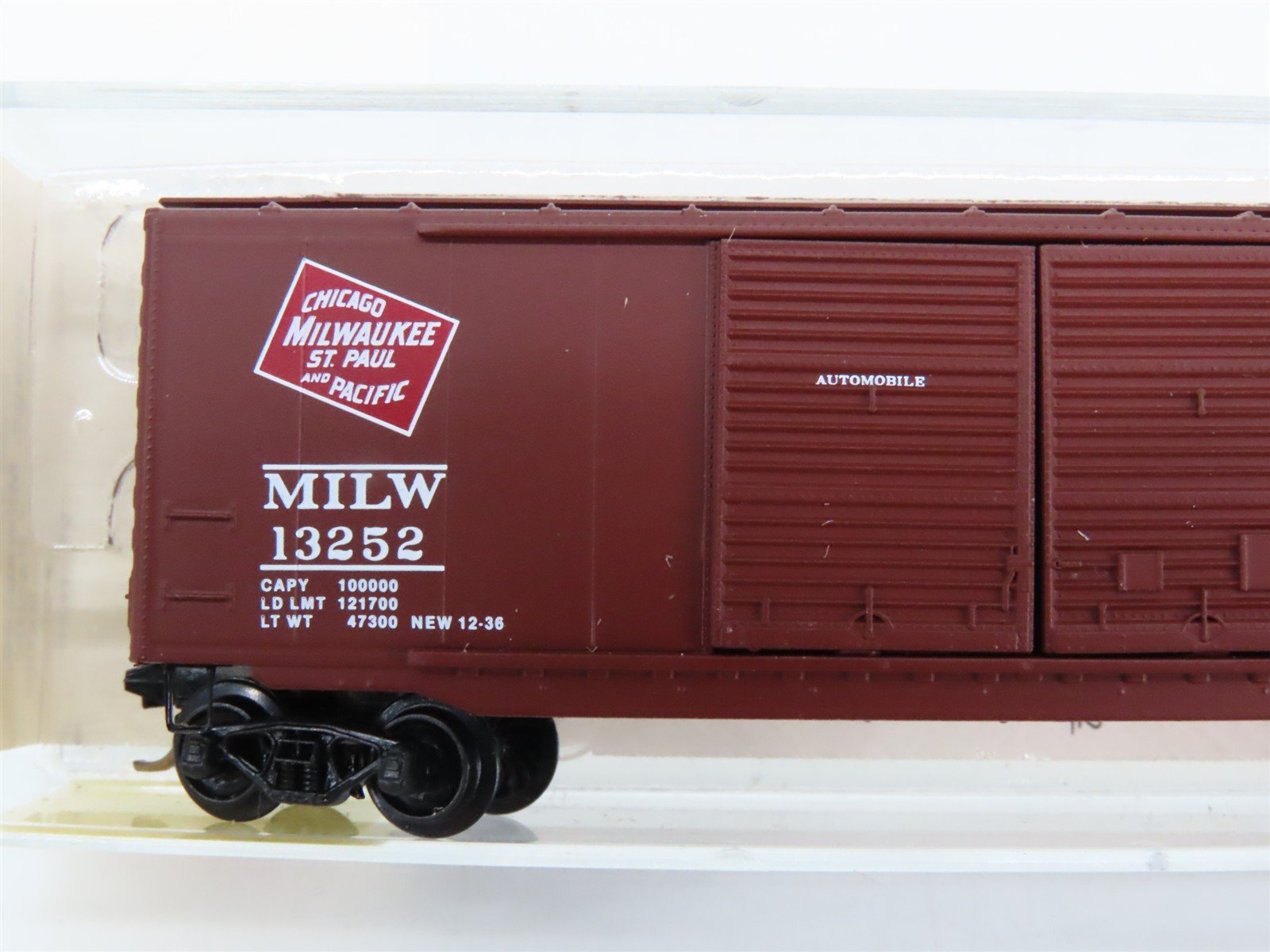 N Scale Micro-Trains 34140 MILW Milwaukee Road 50' Box Car 13252 RTR
