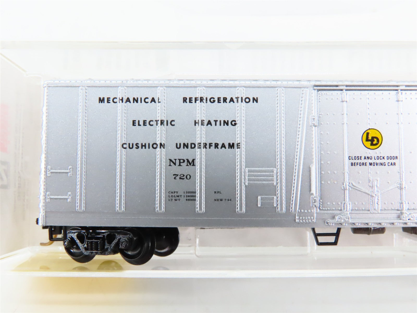 N Scale Micro-Trains 70050 NP Northern Pacific 51' Reefer 720 RTR