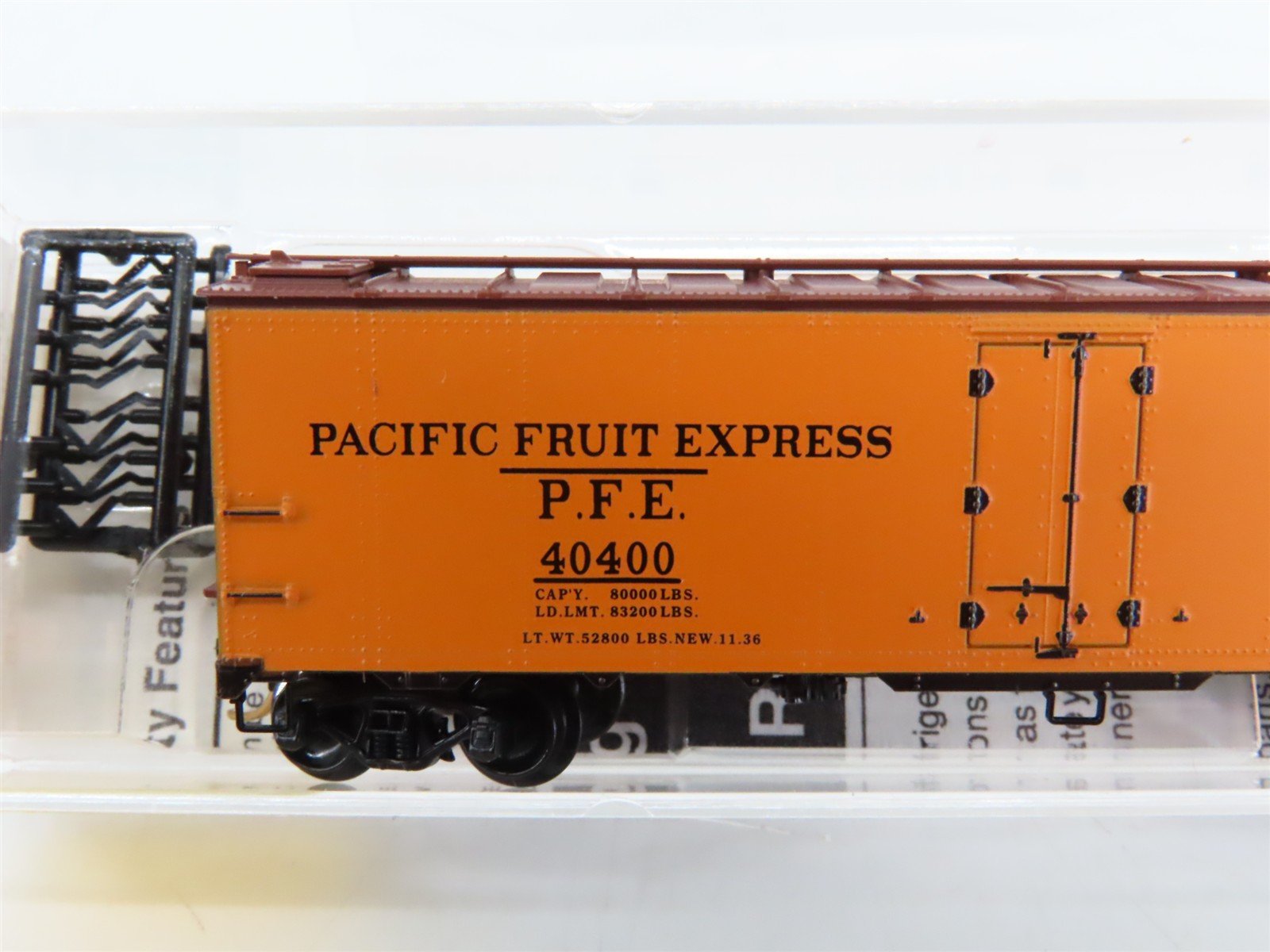 N Scale Micro-Trains 59010 PFE Pacific Fruit Express 40' Reefer 40400 RTR