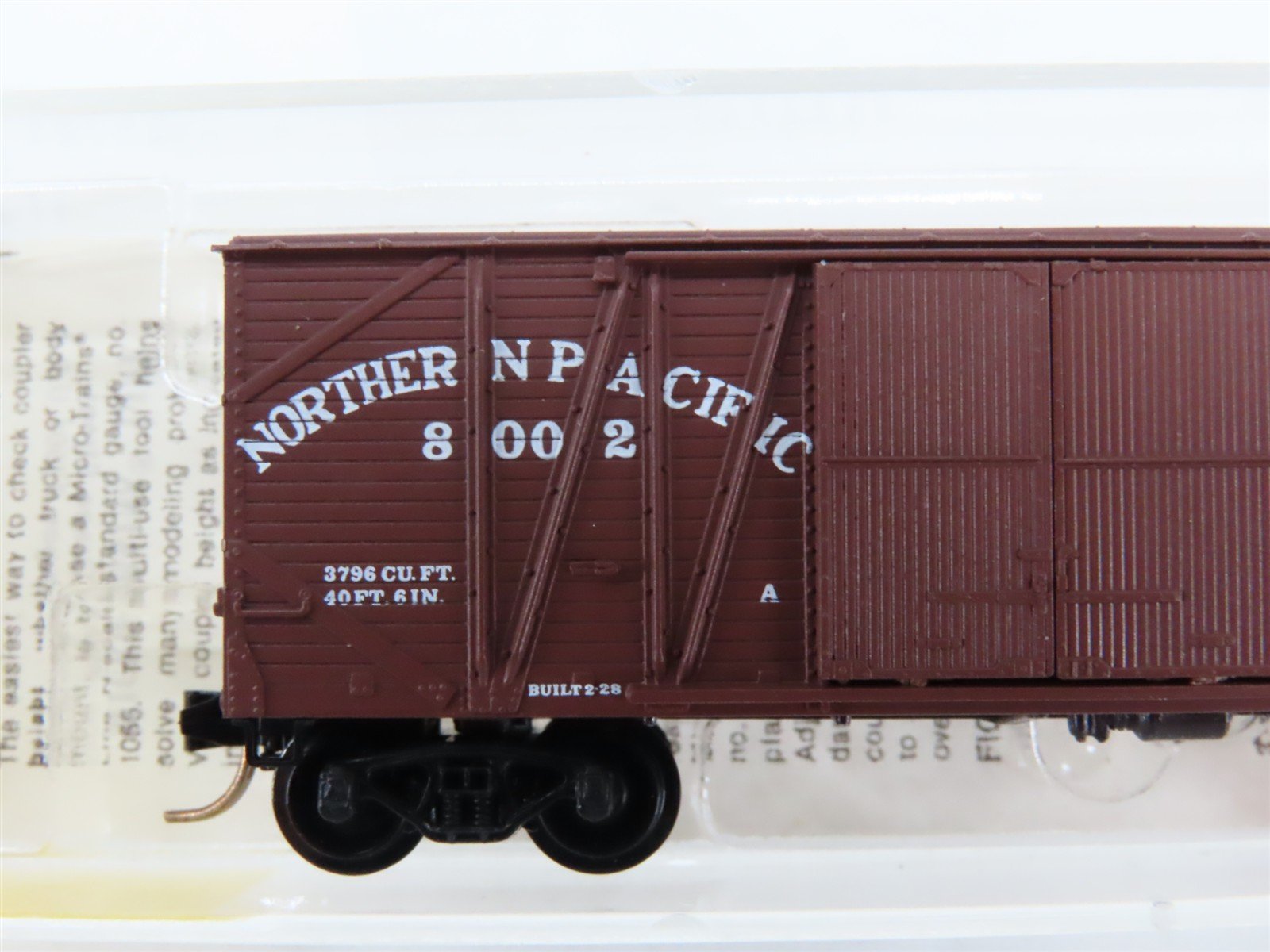 N Scale Micro-Trains 29030 NP Northern Pacific 40' Box Car 8002 RTR