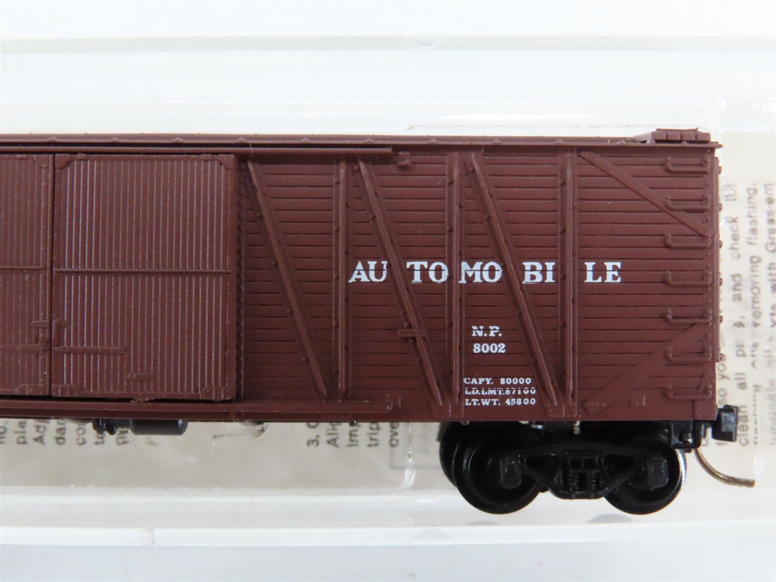 N Scale Micro-Trains 29030 NP Northern Pacific 40' Box Car 8002 RTR