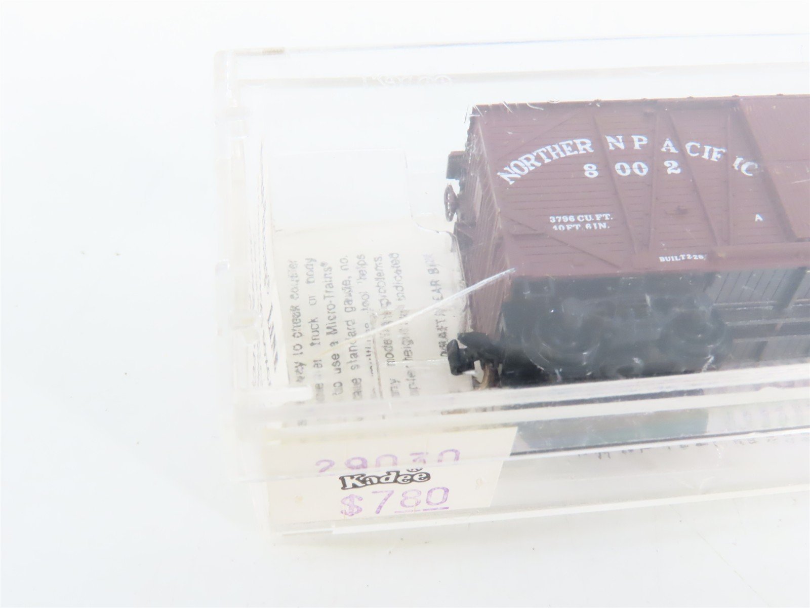 N Scale Micro-Trains 29030 NP Northern Pacific 40' Box Car 8002 RTR
