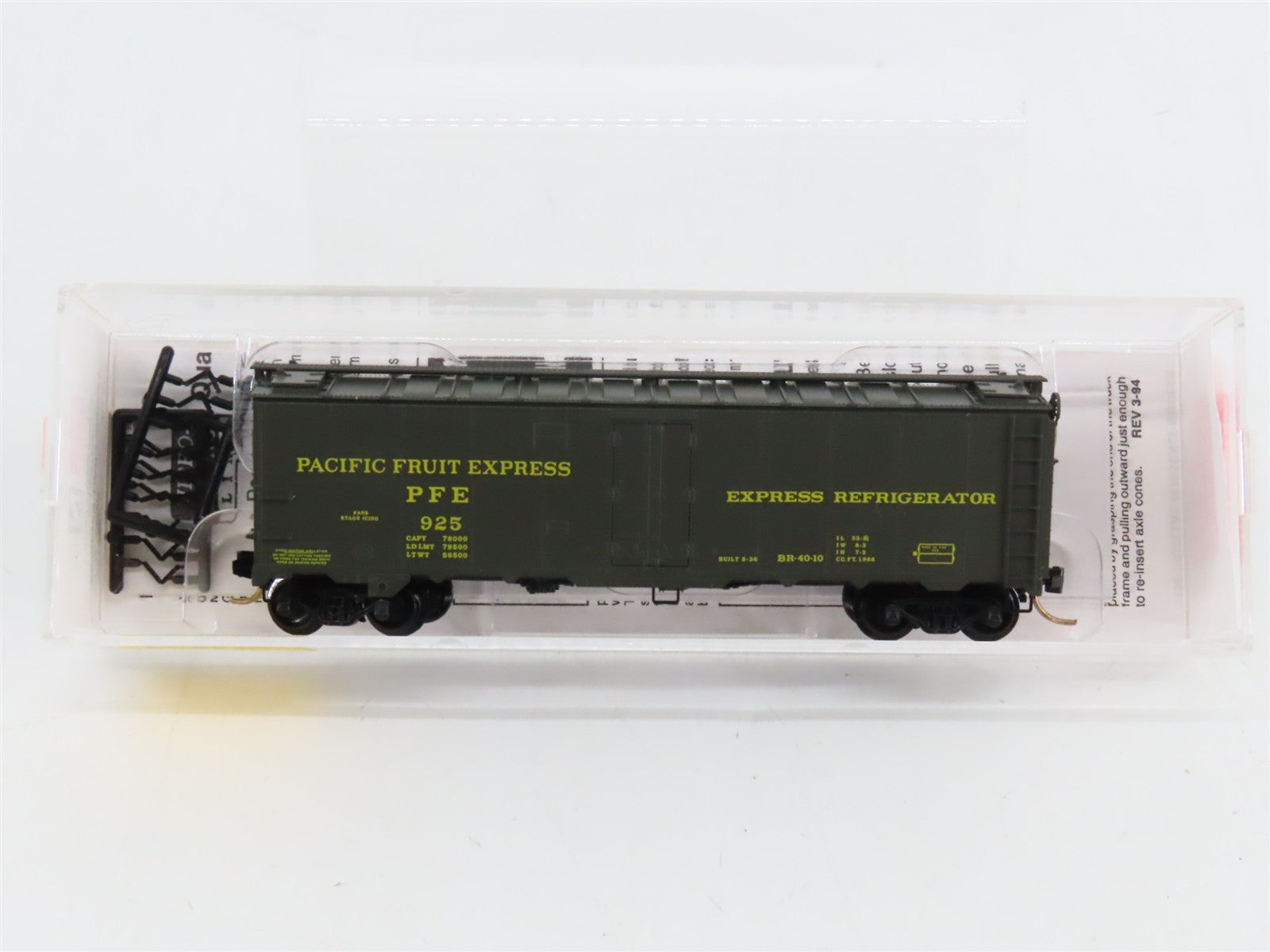 N Scale Micro-Trains 59510 PFE Pacific Fruit Express 40' Ice Reefer 925 RTR
