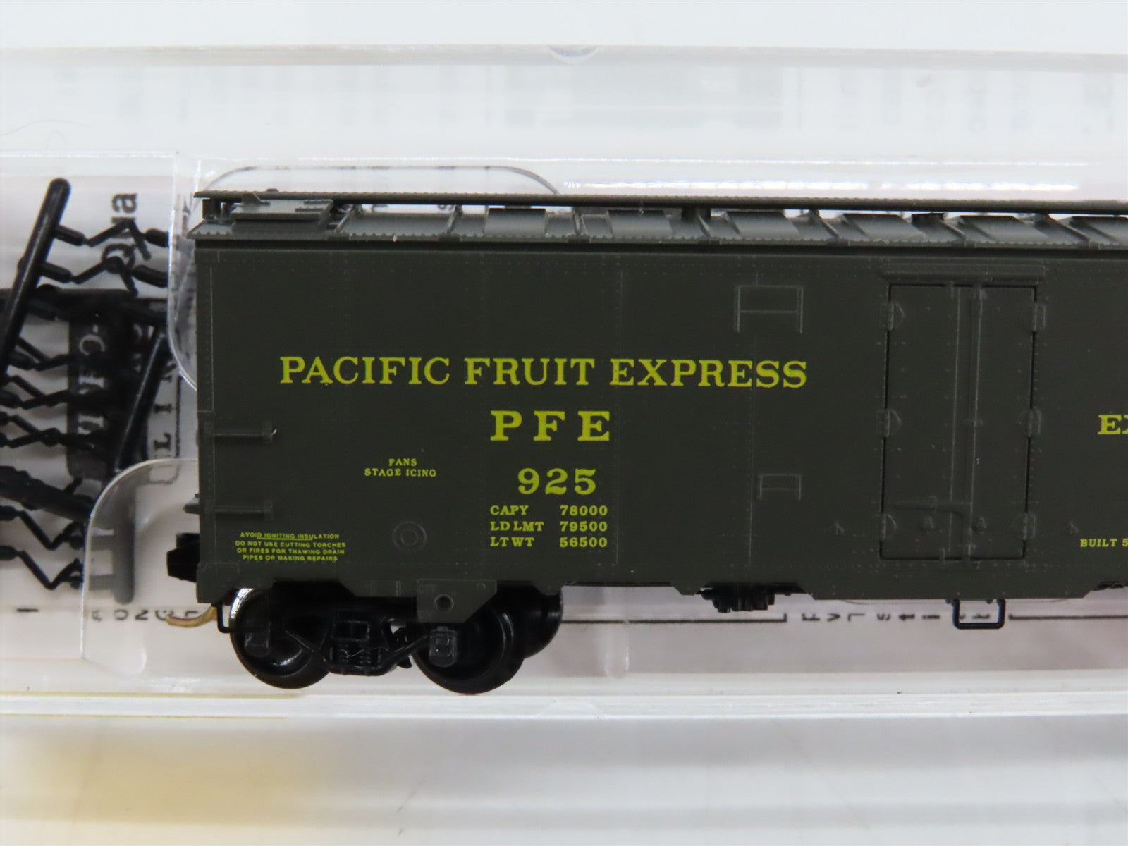 N Scale Micro-Trains 59510 PFE Pacific Fruit Express 40' Ice Reefer 925 RTR