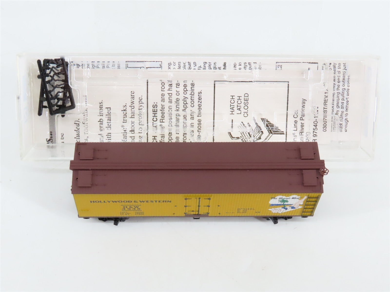 N Scale Micro-Trains 4548 H&W Hollywood & Western 40' Wood Reefer 4548 RTR