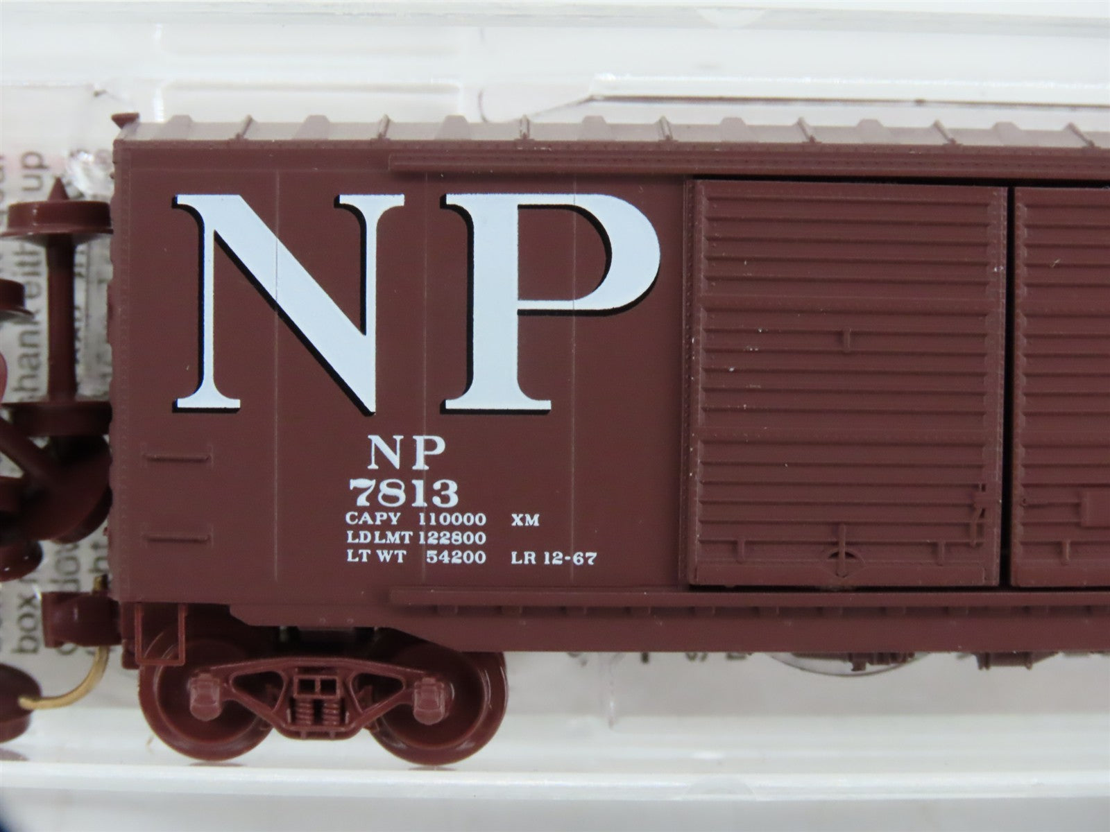 N Scale Micro-Trains 37050 NP Northern Pacific 50' Box Car 7813 RTR
