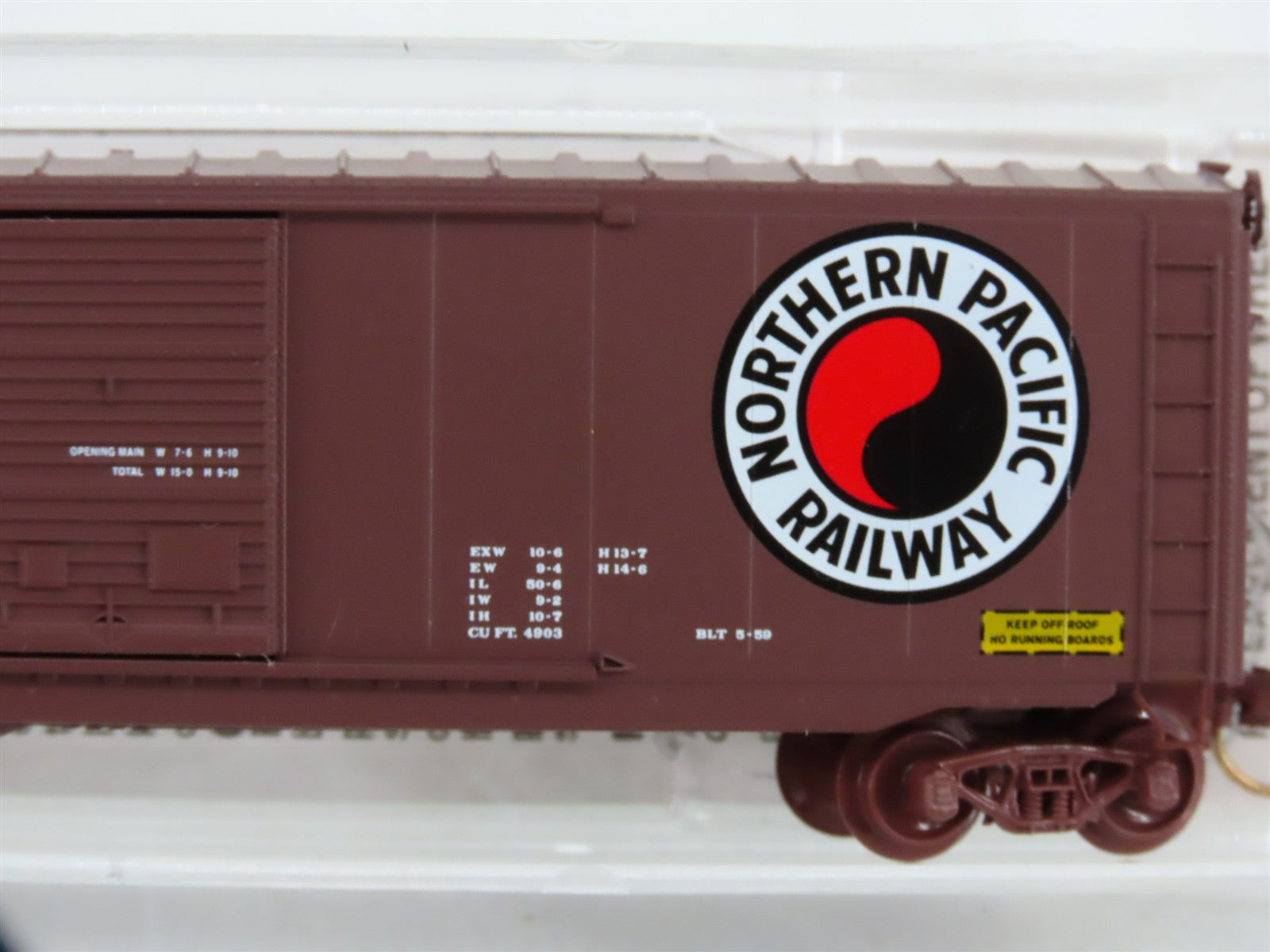N Scale Micro-Trains 37050 NP Northern Pacific 50' Box Car 7813 RTR