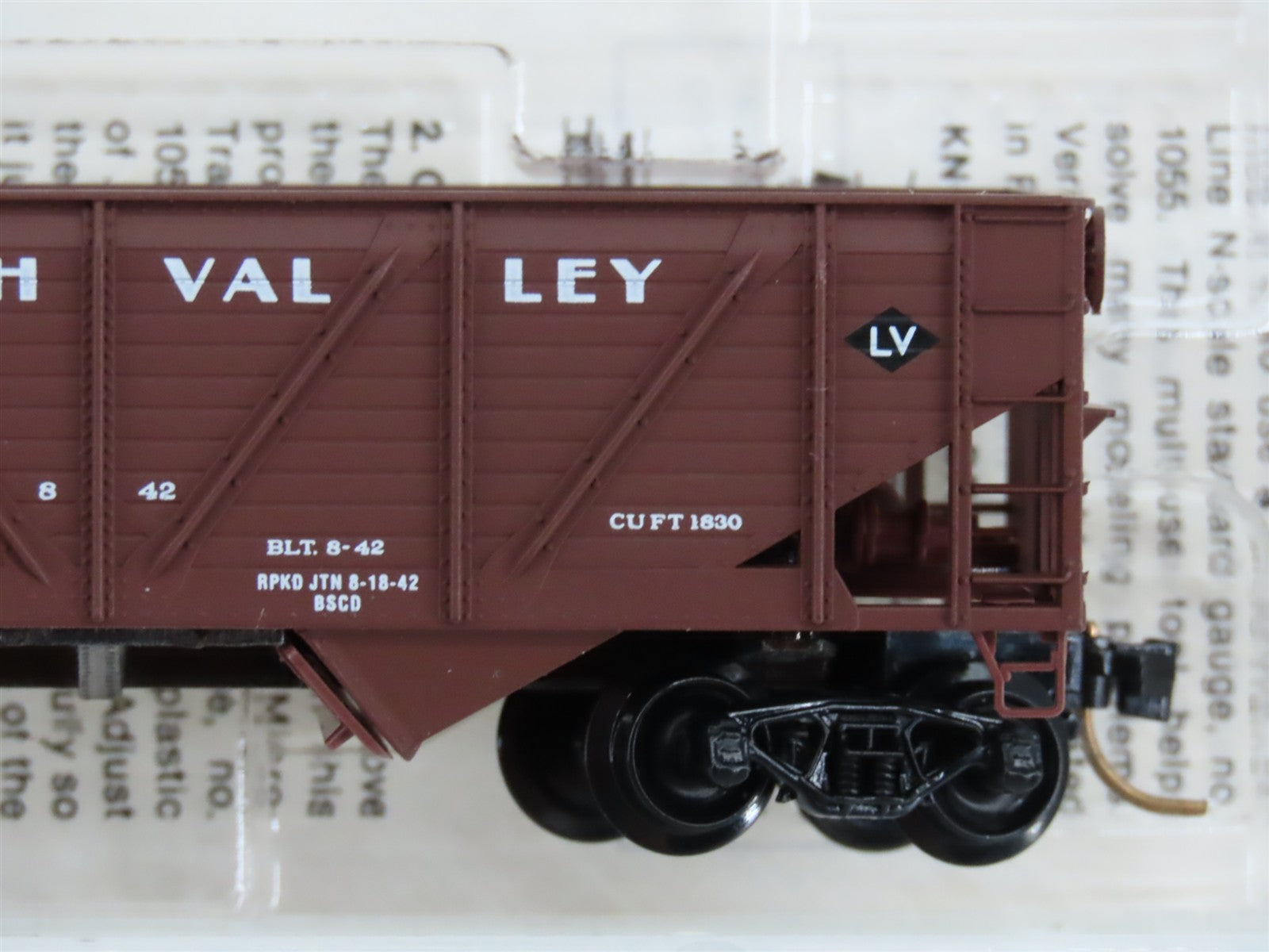 N Scale Micro-Trains 57030 LV Lehigh Valley 33' 2-Bay Composite Side Hopper RTR