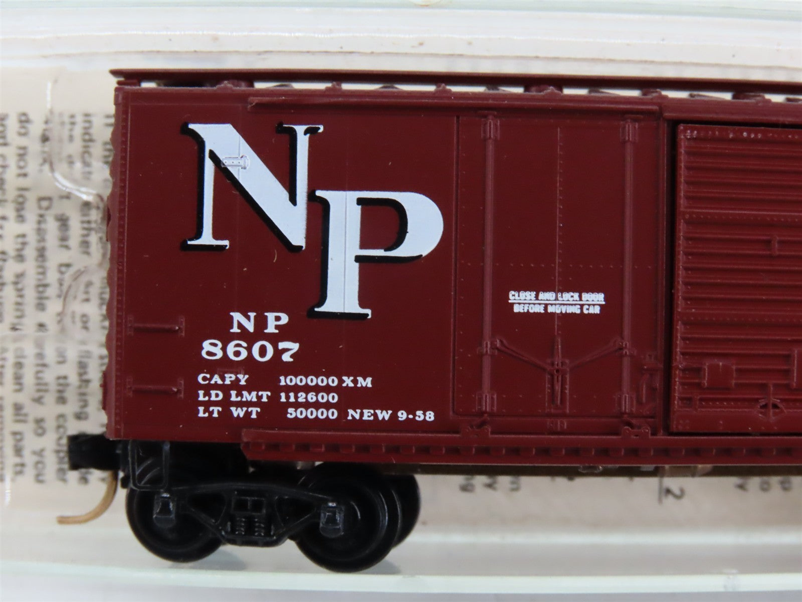 N Scale Micro-Trains 1-A NP Northern Pacific 40' Box Car 8607 RTR