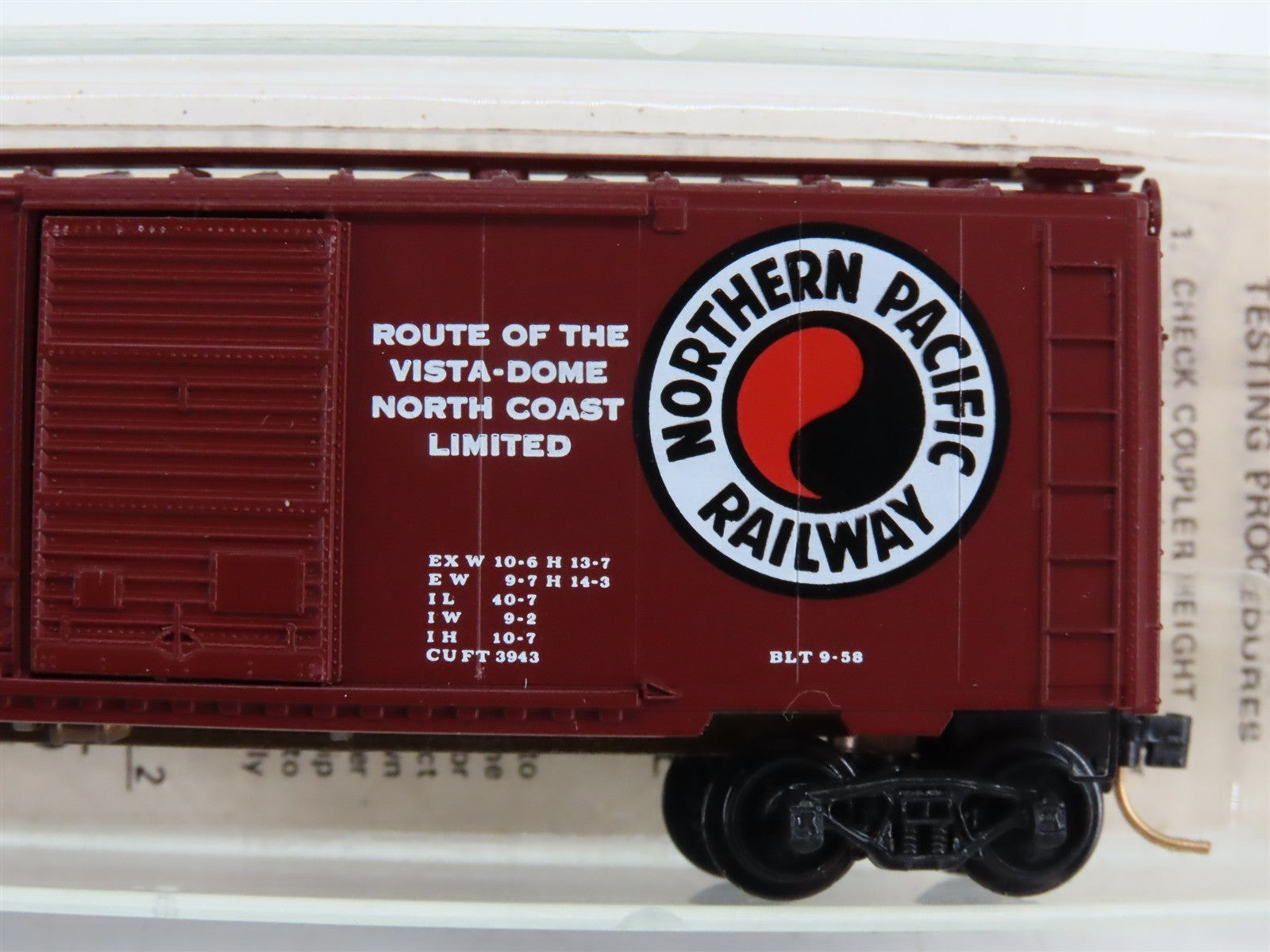 N Scale Micro-Trains 1-A NP Northern Pacific 40' Box Car 8607 RTR