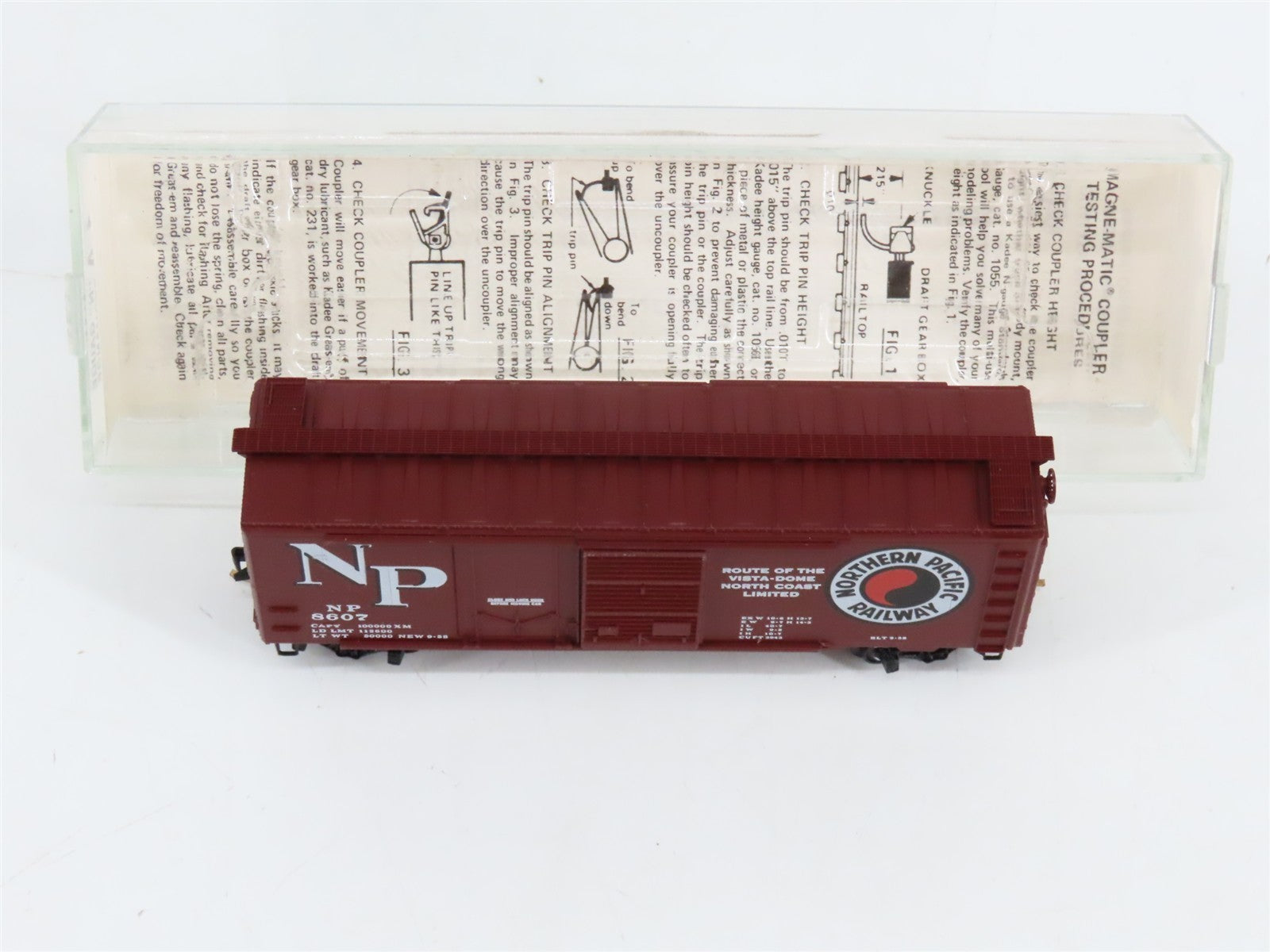 N Scale Micro-Trains 1-A NP Northern Pacific 40' Box Car 8607 RTR