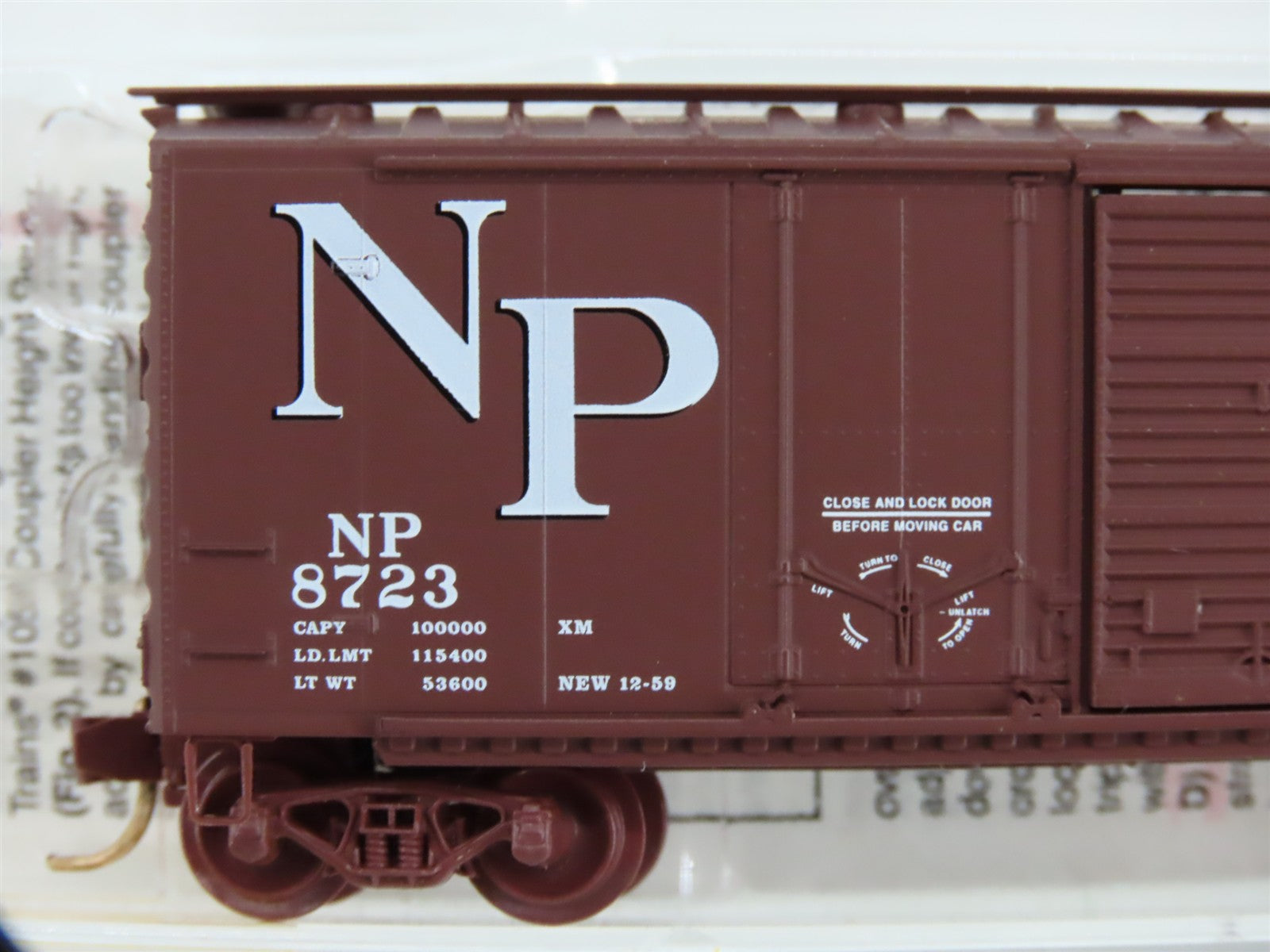 N Scale Micro-Trains 22040 Northern Pacific 40' Plug & Sliding Door Box Car RTR